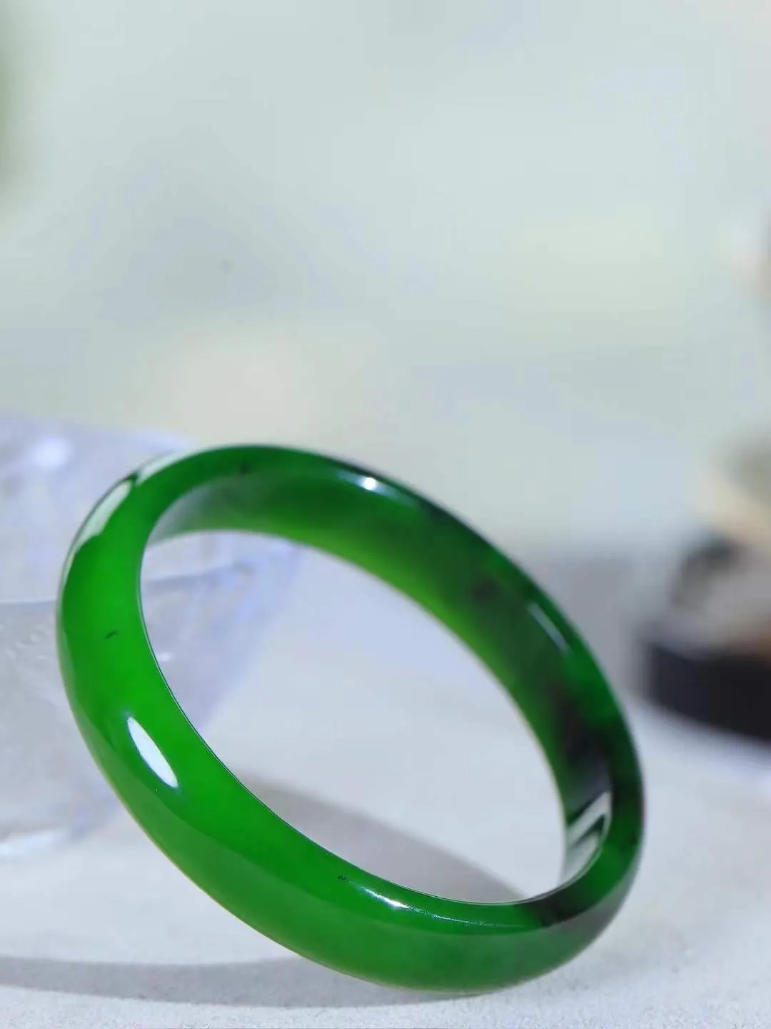 【碧波流转·手镯】

收藏级和田玉碧玉手镯，玉质细腻温润，手感舒适，️线条流畅，简约大气，美自天成，佩戴于腕间，婉约之美，举手投足间透出那份低调奢华，醉人心扉。
重39.6克 内径圈口58mm尺寸12.3-6.5mm  FDA-131203108