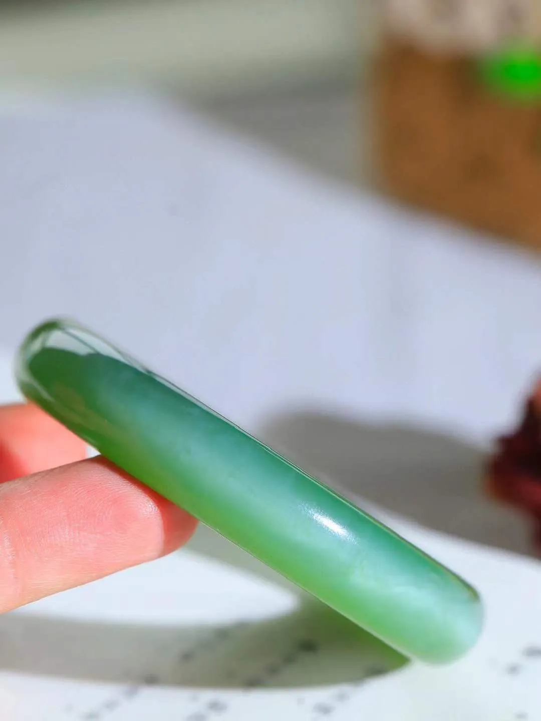 （温柔雅致.手镯）

收藏传家级臻品️和田玉碧玉猫眼手镯。镯型饱满，温润细腻，脂润沁香。️执一卷书，沏一盏茶，着一袭裙，戴一只镯。淡淡浅笺，素心若兰，静赏玉中诗画。悠悠岁月，芊手轻摘，盛满诗样芳华。重56.8克   尺寸58-12.8-8.7mm    FDA-321203100