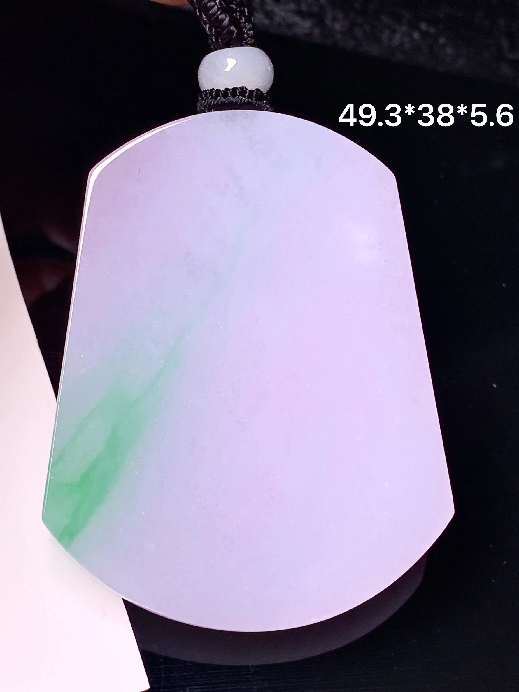 飘绿淡紫罗兰无事牌吊坠 玉质细腻 色泽清新艳丽 整体尺寸49.3*38*5.6