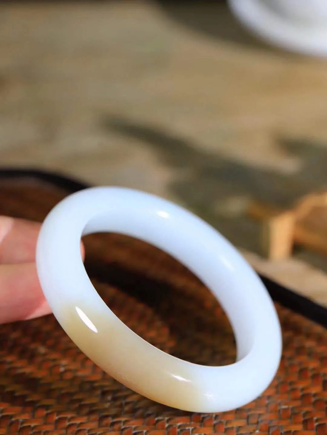 （一见倾心.手镯）

精品和田玉糖白玉手镯，玉质温润细腻 油性十足 手感舒适，高华雅逸，线条流畅，简约大气，美自天成，素雅高贵。佩戴于腕间，婉约之美，举手投足间透出那低调奢华。重65.5克  尺寸55-12.5-10.4mm  561253100A