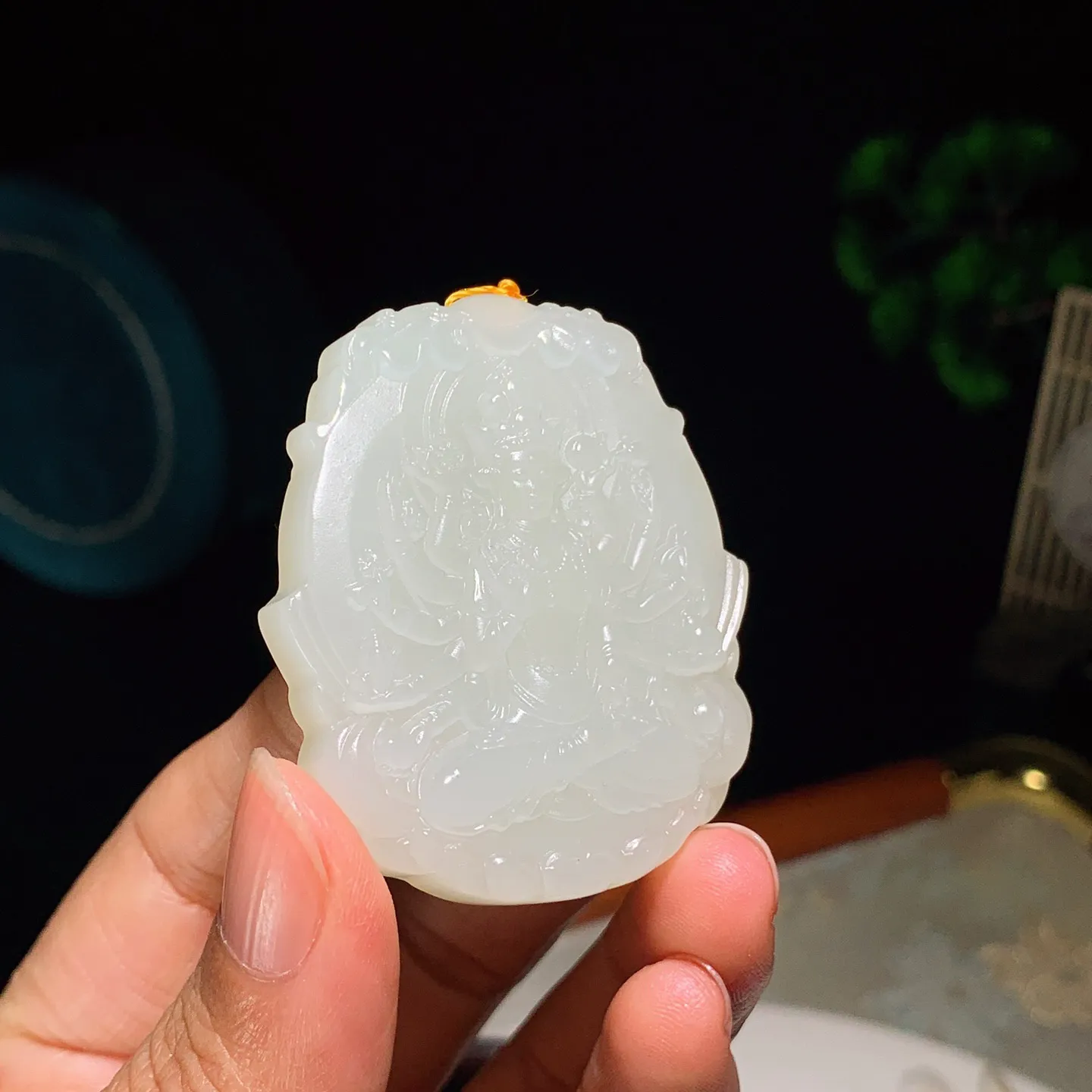 和田玉白玉千手观音牌子挂件。尺寸49/42/10重36克。玉质细腻油润。手推出油品相大气。251231