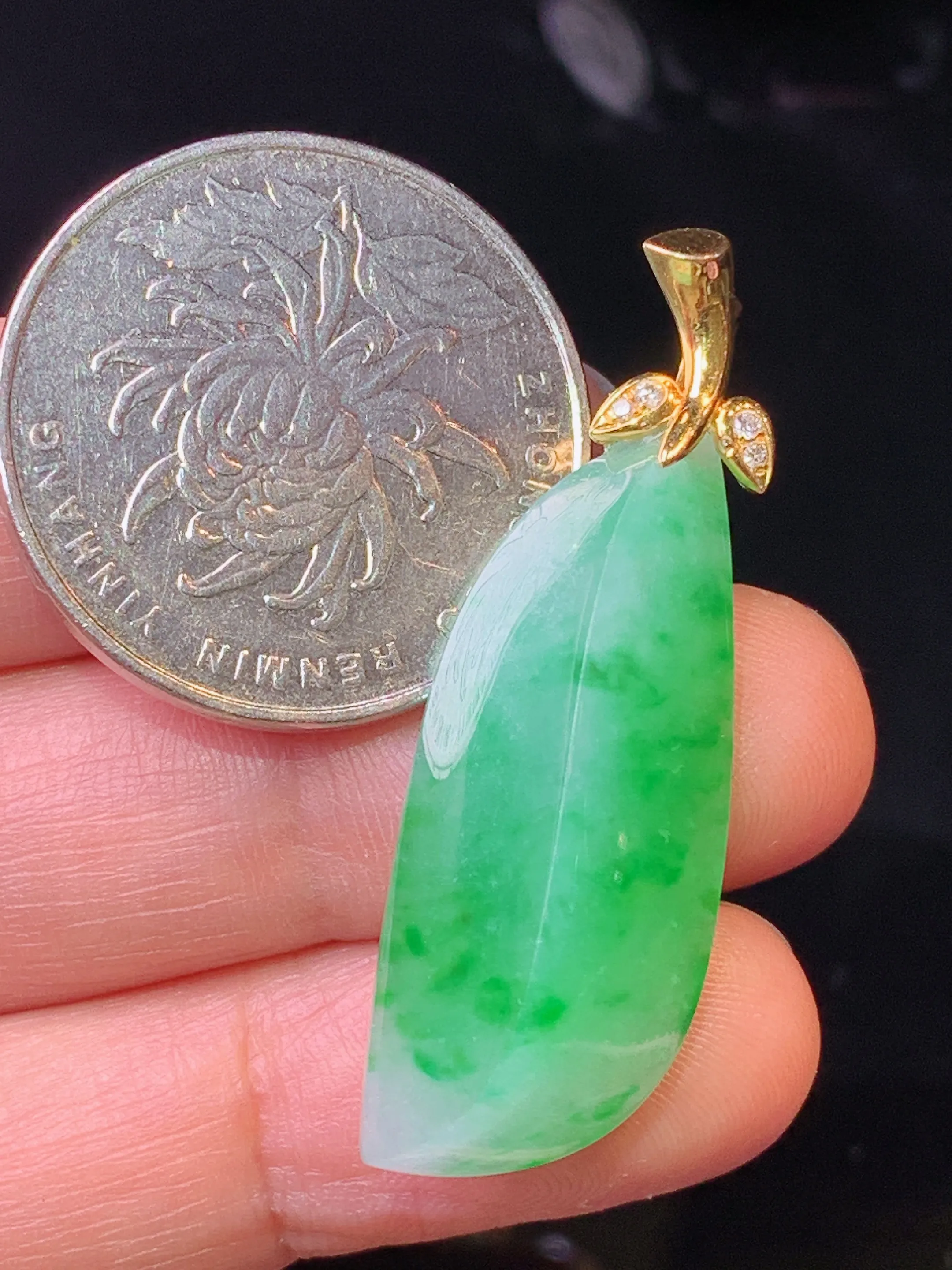 18k金钻镶嵌飘绿随形吊坠 玉质细腻 色泽清新艳丽 整体尺寸39.6*13.2*7.5