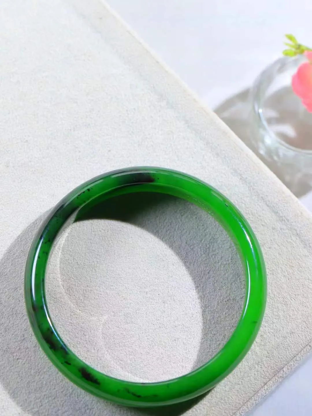 【碧波流转·手镯】

收藏级和田玉碧玉手镯，玉质细腻温润，手感舒适，️线条流畅，简约大气，美自天成，佩戴于腕间，婉约之美，举手投足间透出那份低调奢华，醉人心扉。
重39.6克 内径圈口58mm尺寸12.3-6.5mm  FDA-131203108