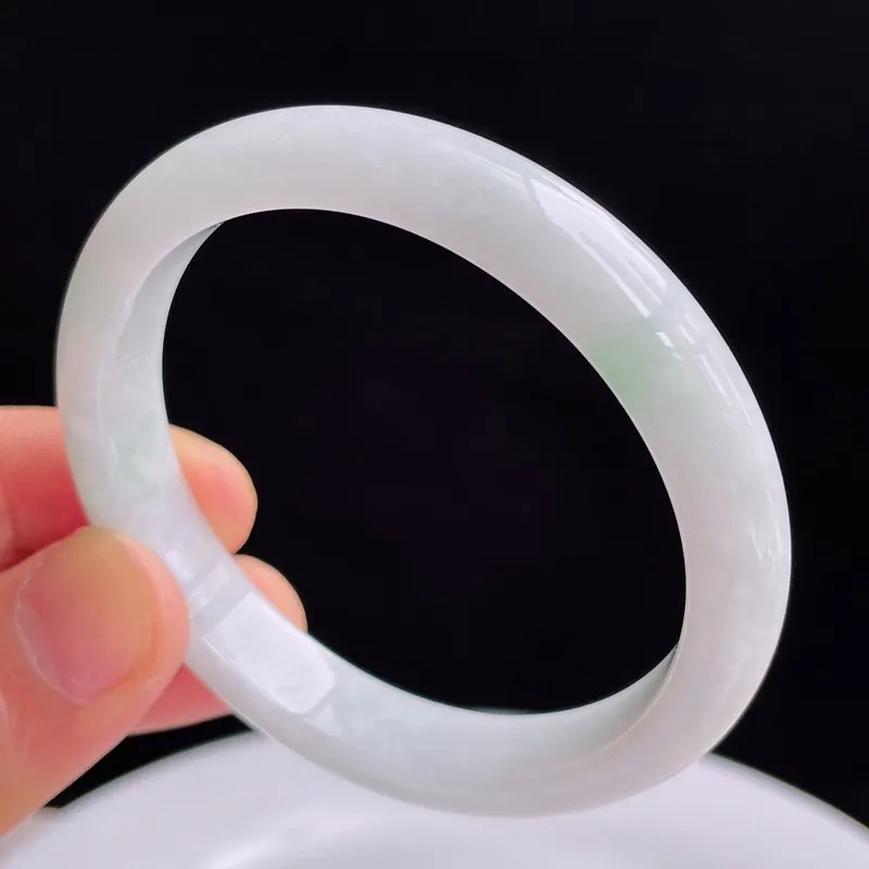 天然翡翠A货飘绿好种水52.8*48mm贵妃手镯35.77克