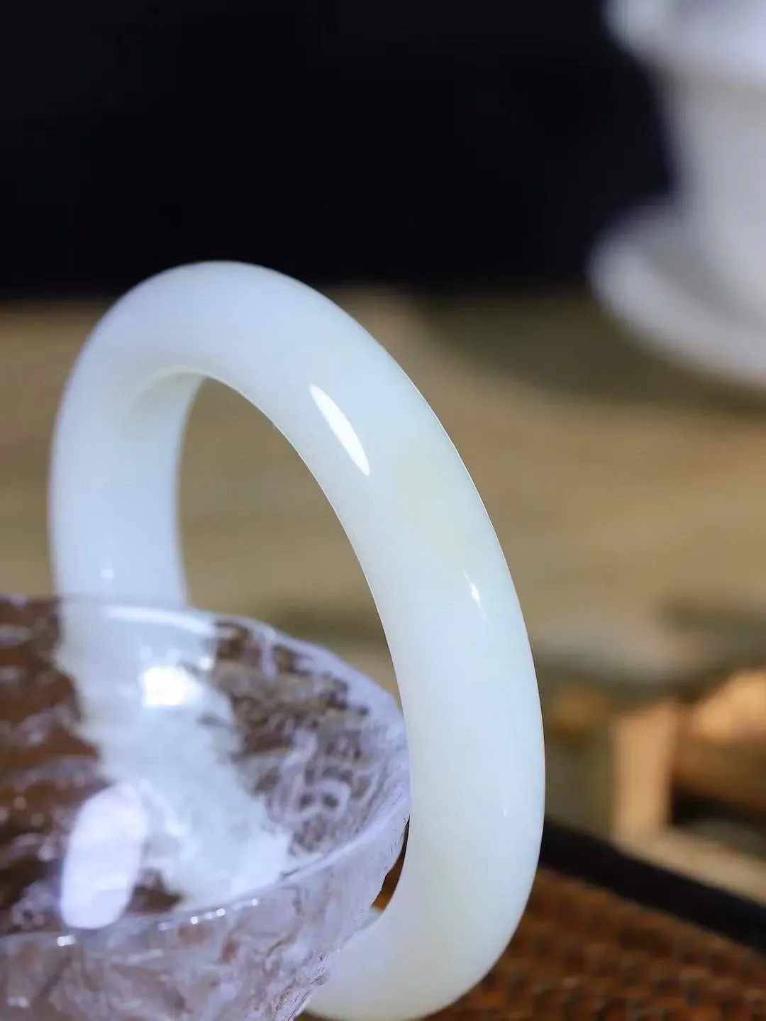 【诗情画意.手镯】

收藏级️和田玉糖白玉手镯   细腻油脂,手感润滑。意韵飘渺，温雅细腻，工艺精湛，️氤氲诗意的美跃然于手腕之间，给人以出尘的风雅，优美脱俗，气质非凡。重74克 内径59mm尺寸13.6-10.3mm  221203100A