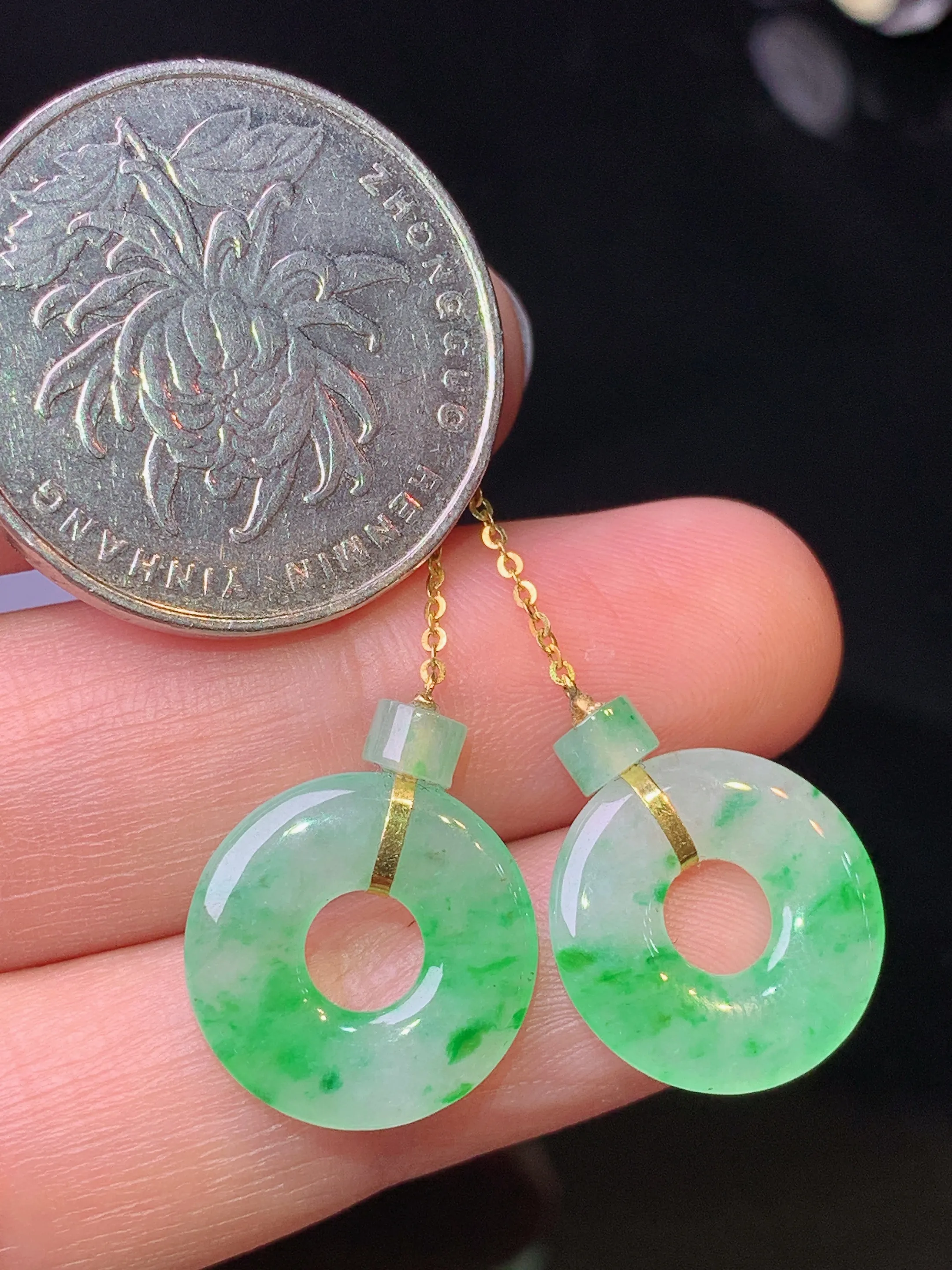 18k金镶嵌飘绿平安环耳坠 玉质细腻 色泽清新艳丽 整体尺寸44.6*14.7*2.5