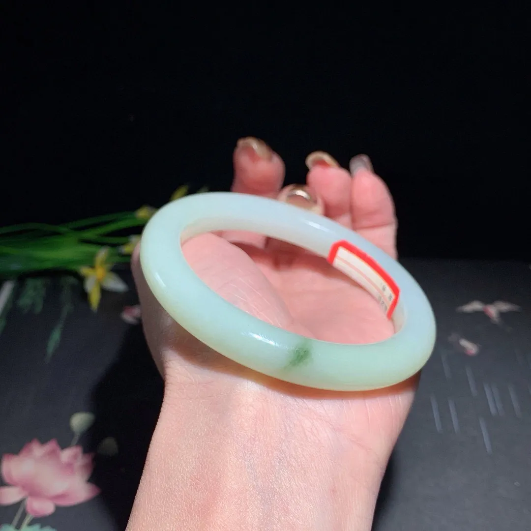 和田玉58.5圈口翠青圆条手镯！玉质细腻油润 底色纯净 脂粉好，品质高