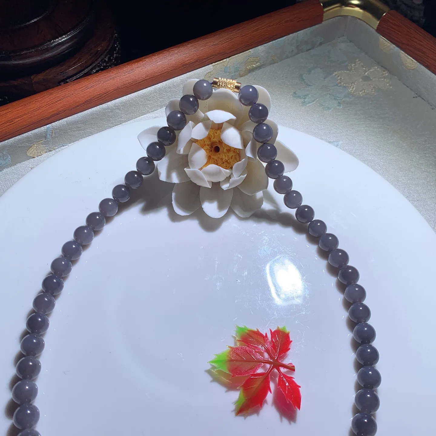 和田玉紫罗兰项链 单颗尺寸8重43克。玉质细腻油润。手推出油品相大气。251231