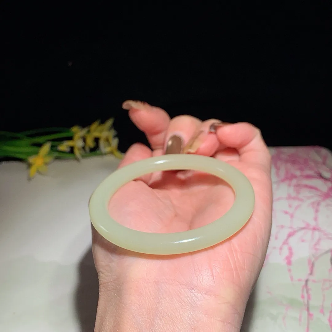 和田玉51圈口黄口料圆条手镯！玉质细腻油润 底色纯净 无裂无杂 脂粉好，品质好！