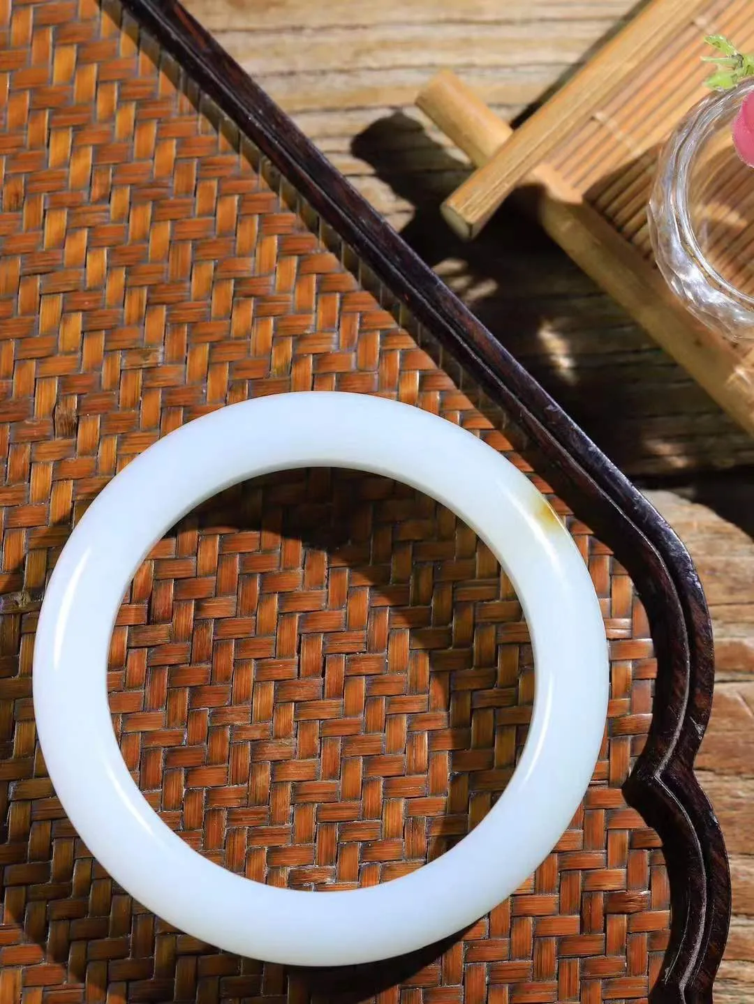 【暖玉生香·手镯】

收藏级和田玉糖白玉手镯，质地油润细腻，色泽高贵典雅，镯型古朴典雅。在诗情画意的雨巷相遇，你是我腕间的一抹风情，有你眸有深情，清风荡漾湖间静水，我愿俯身低眉，在烟波涟漪处，寻你深情倩影。内径58mm尺寸13.7-9.9mm重70.5克  691203158A