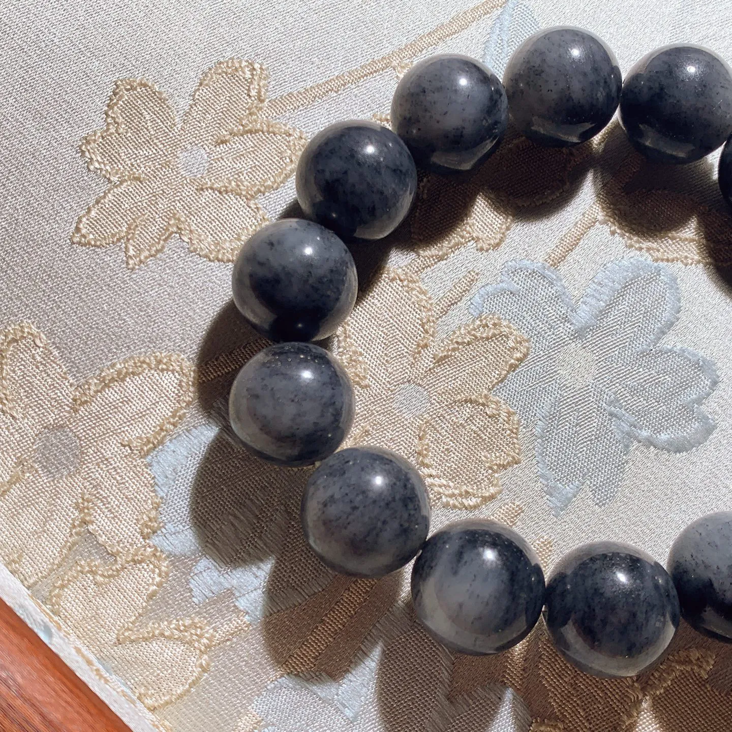 新疆籽料青花手串 单颗尺寸16重88.5克。玉质细腻油润。手推出油品相大气。251231