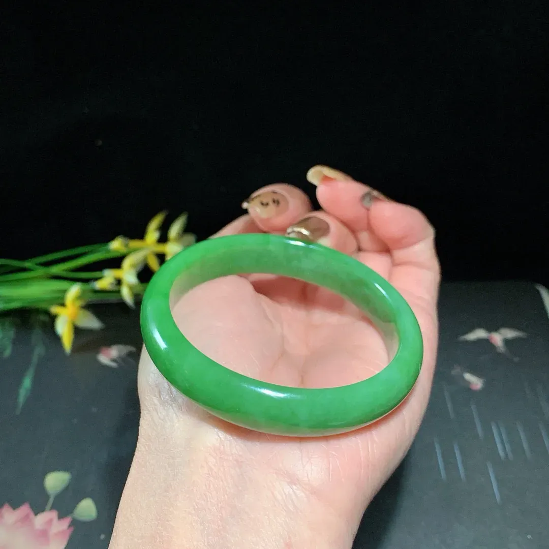 和田玉54圈口阳绿色碧玉手镯！玉质细腻油润 底色纯净 无裂无杂 脂粉好，品质高