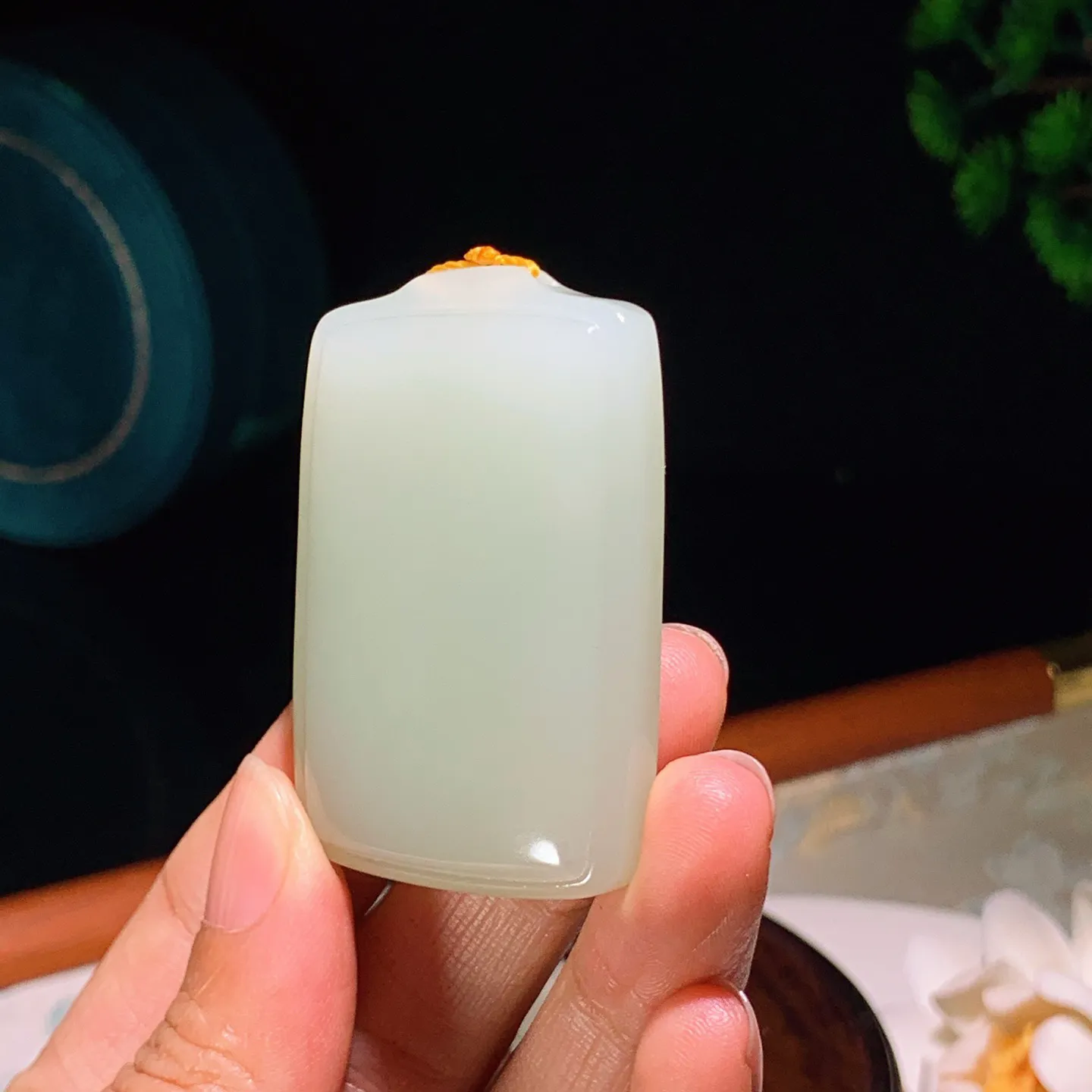 和田玉晴水平安无事牌挂件。尺寸52/37/11重47克。玉质细腻油润。手推出油品相大气。251231