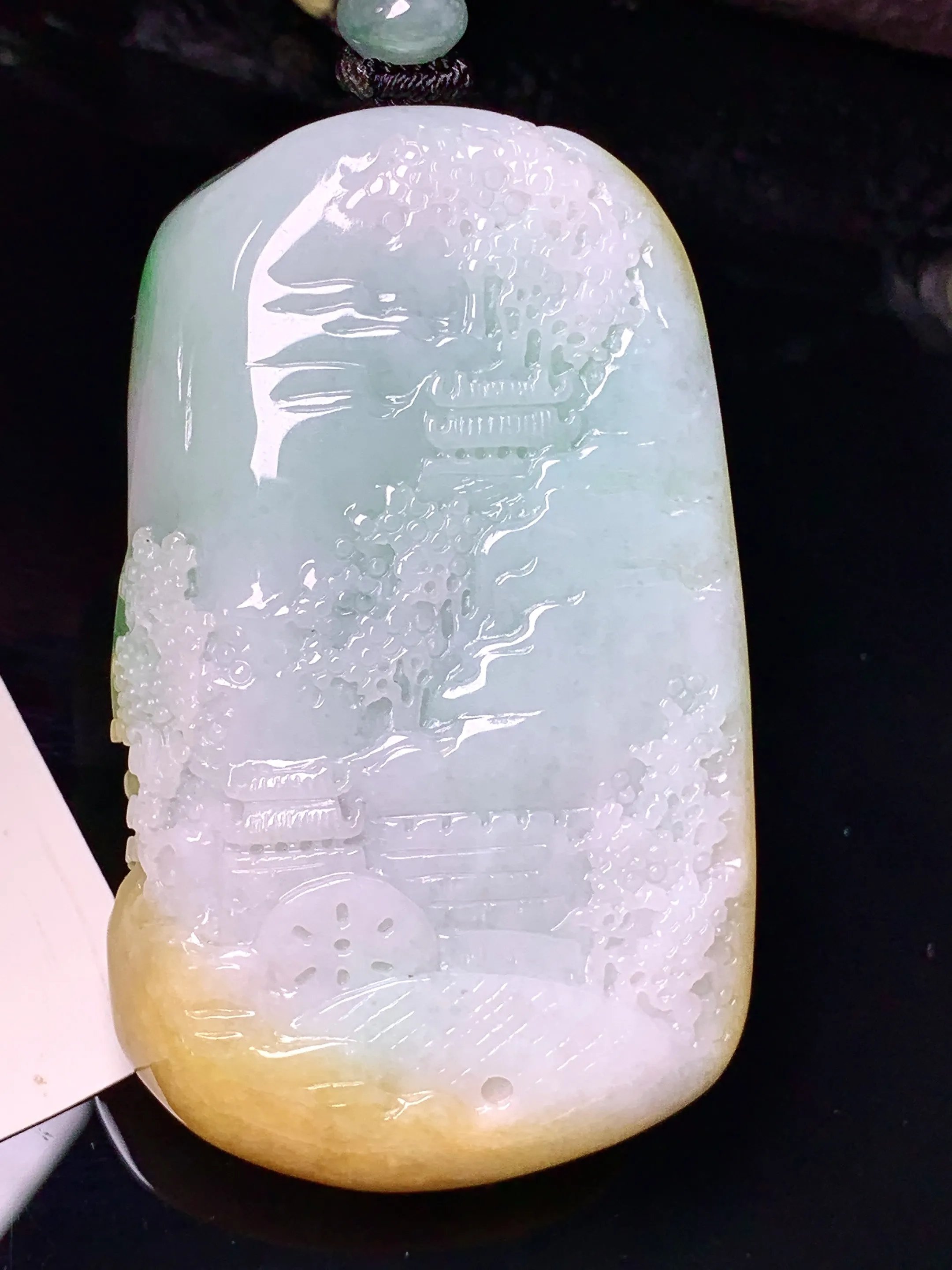 黄绿山水牌子吊坠 玉质细腻 色泽清新艳丽 整体尺寸58*35*12.5