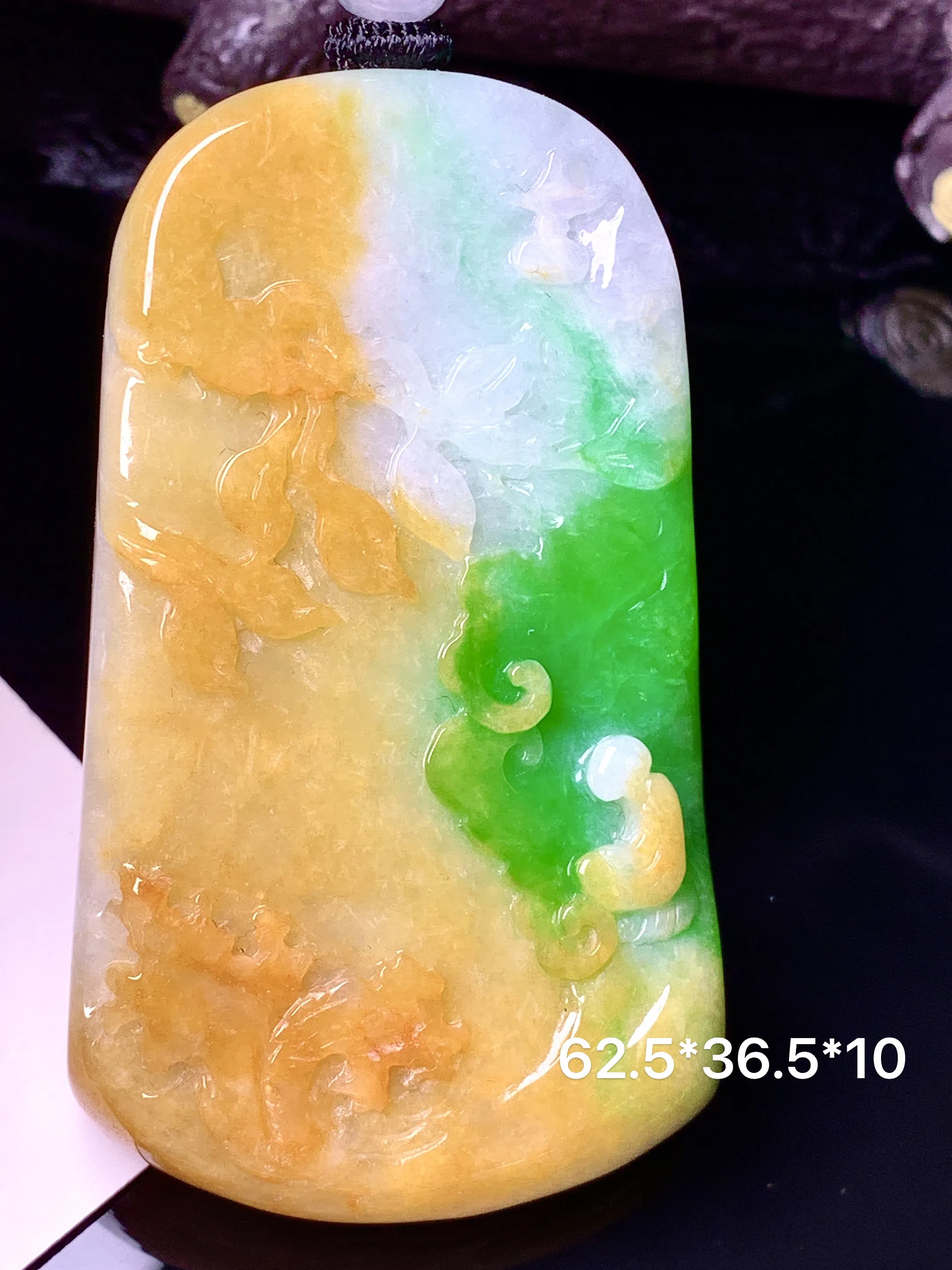 18k金钻镶嵌飘黄绿悟道山水牌吊坠 玉质细腻 色泽清新艳丽 整体尺寸62.5*36.5*10