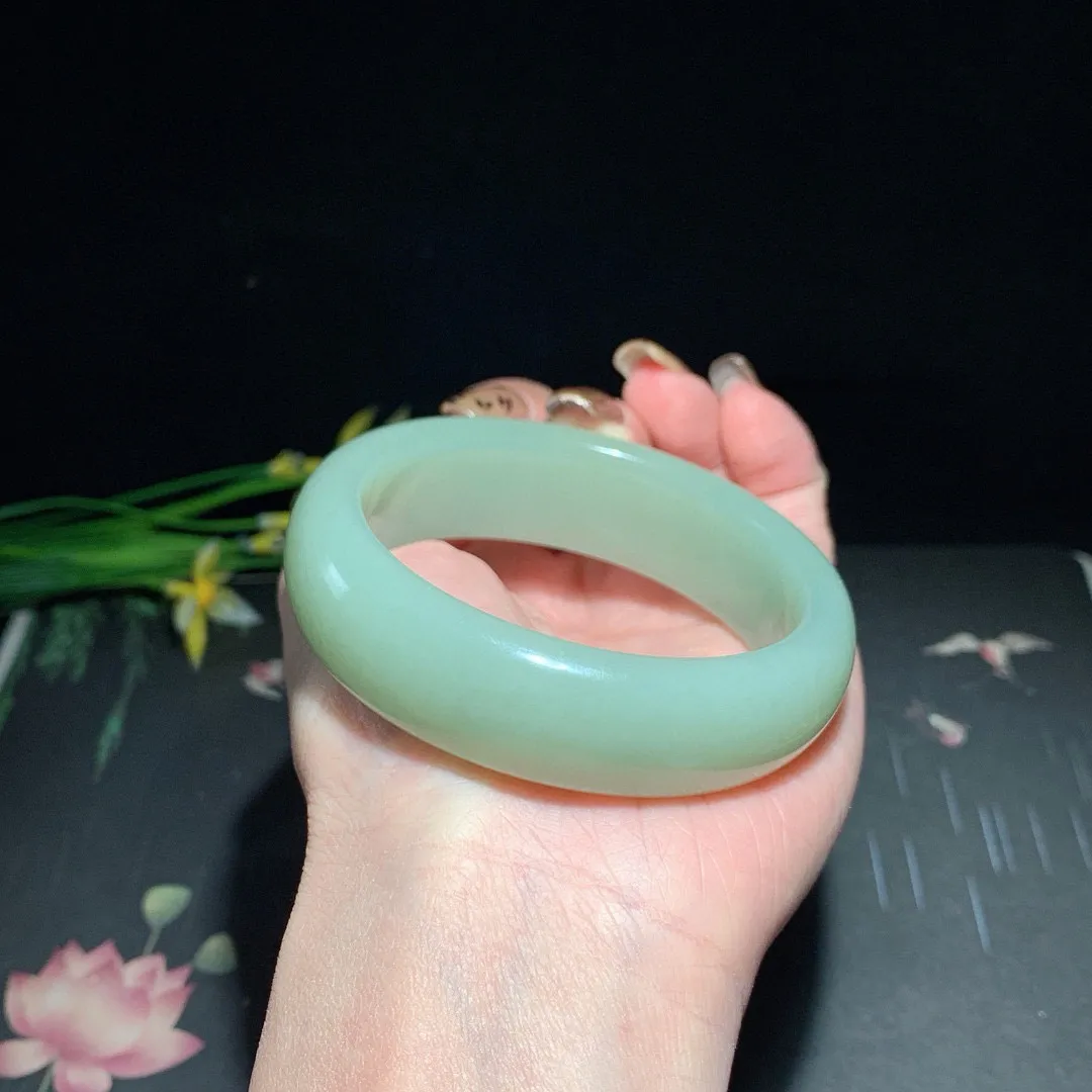 和田玉55.5圈口且末蓝宽版手镯！玉质细腻油润 底色纯净 无裂无杂 脂粉好，品质高。