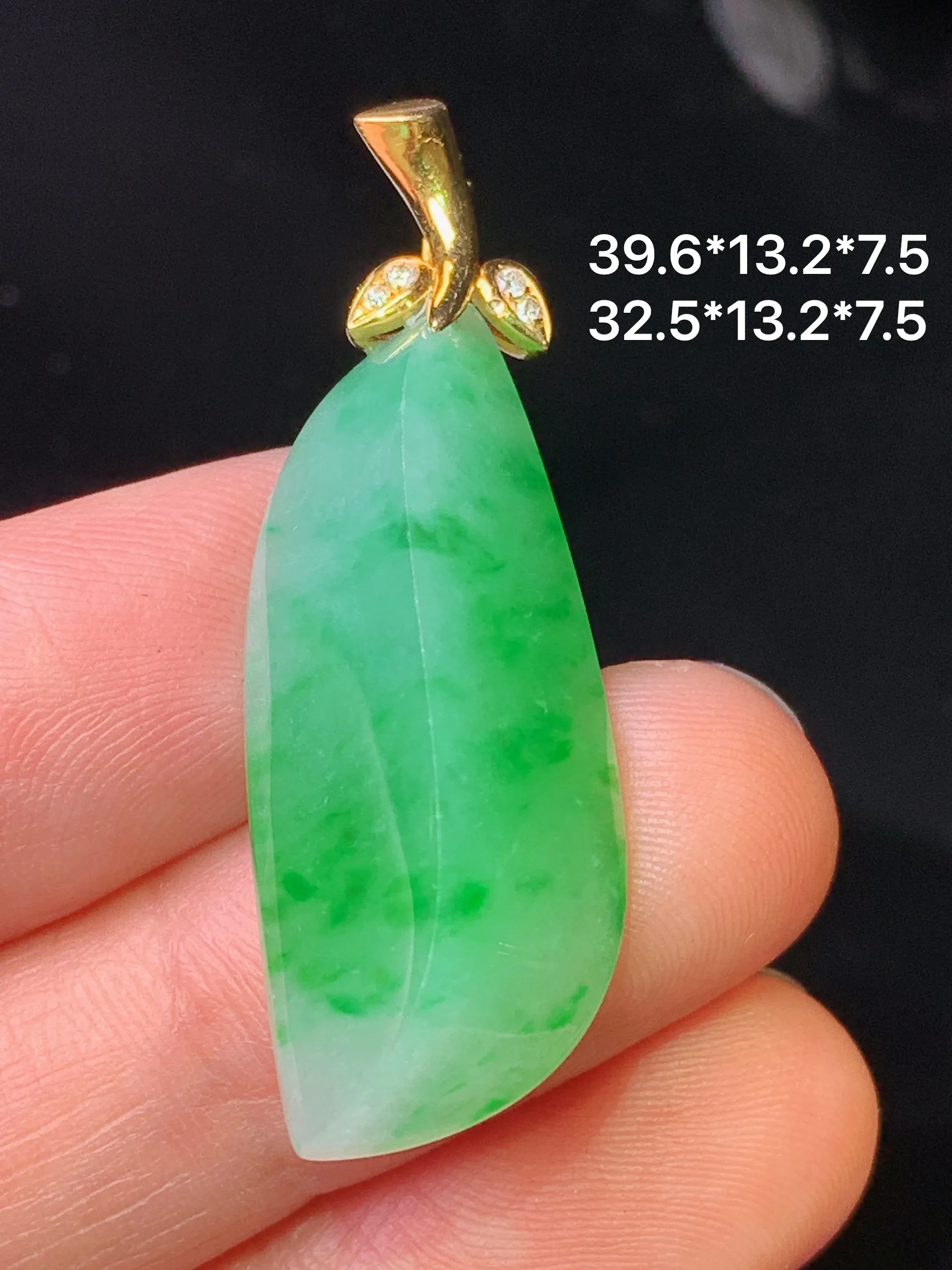 18k金钻镶嵌飘绿随形吊坠 玉质细腻 色泽清新艳丽 整体尺寸39.6*13.2*7.5