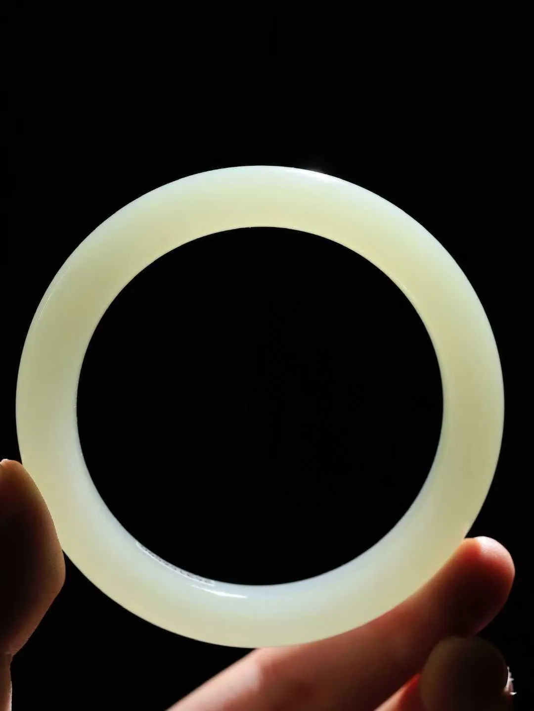 【岁月之韵.手镯】

精品和田玉晴水手镯，色泽淡雅如雨后初晴的天空，清新脱俗。手镯圆润饱满，寓意圆满和谐，承载着岁月的温柔与时光的沉淀。无论是日常佩戴还是珍藏，都是对美好生活的诗意表达。重62克  尺寸59.5-11.7-9.8mm  561243074A