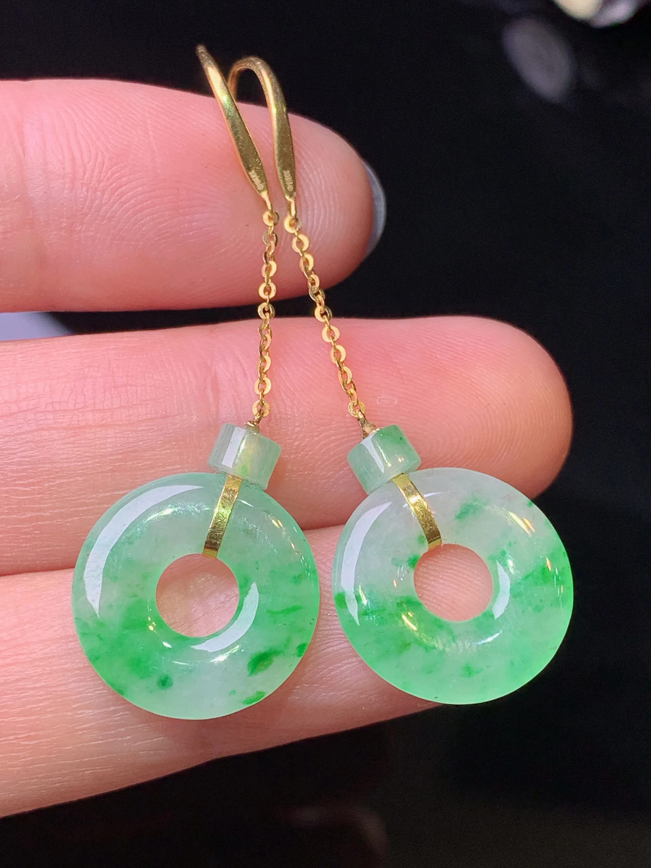 18k金镶嵌飘绿平安环耳坠 玉质细腻 色泽清新艳丽 整体尺寸44.6*14.7*2.5