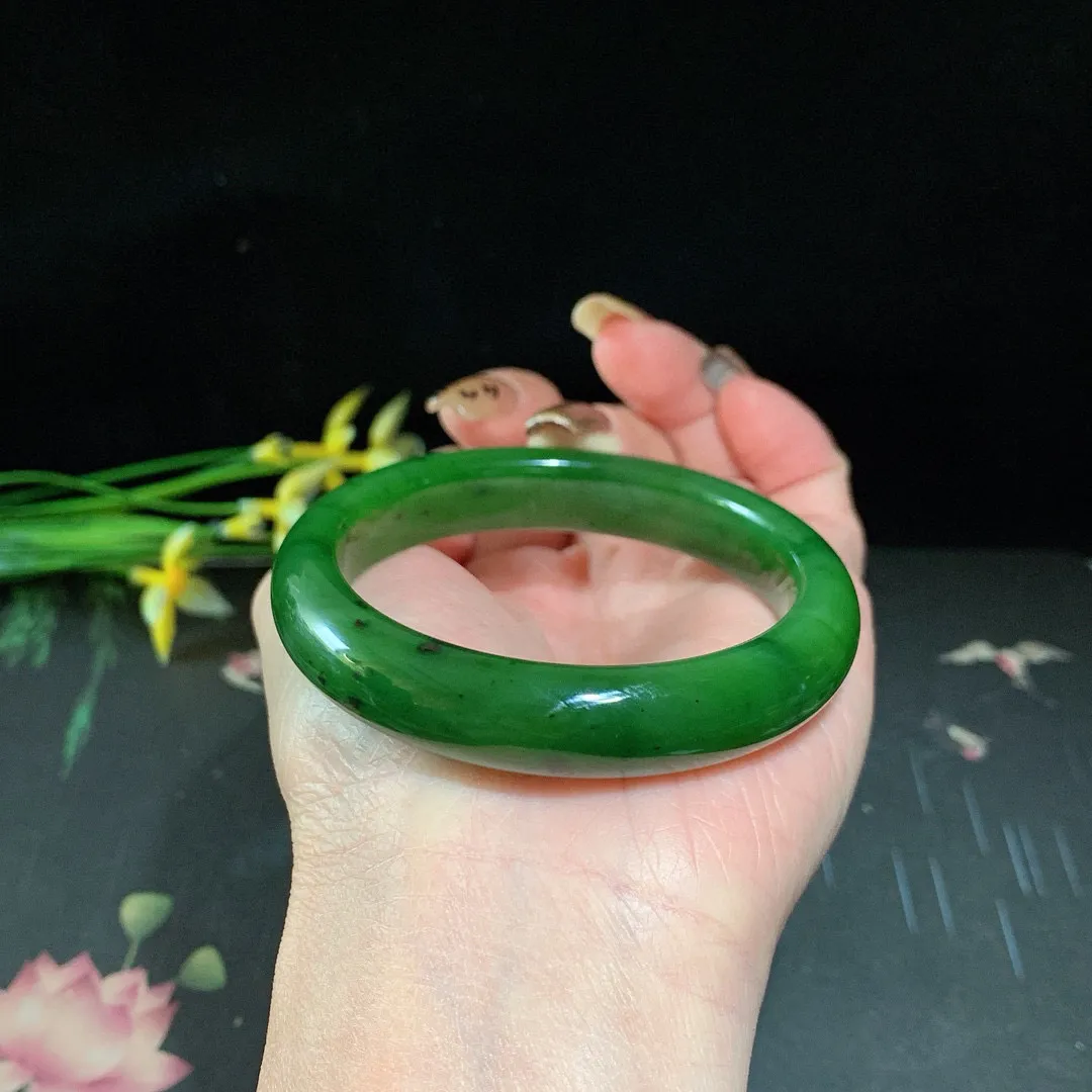 和田玉53.5圈口阳绿色碧玉手镯！圈口53.5宽12.2玉质细腻油润 底色纯净 无裂无棉 脂粉好，品