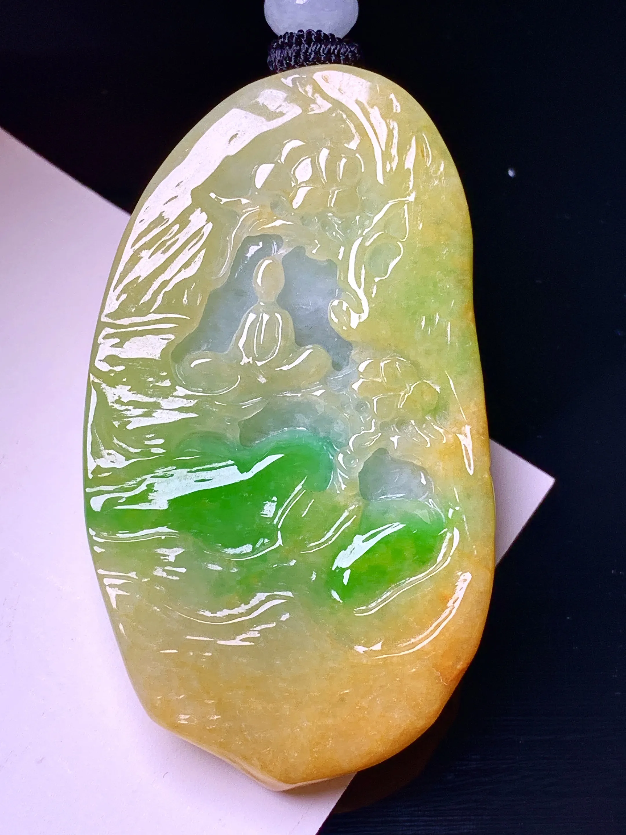 飘黄绿悟道山水牌吊坠 玉质细腻 色泽清新艳丽 整体尺寸50.5*28.3*6.5