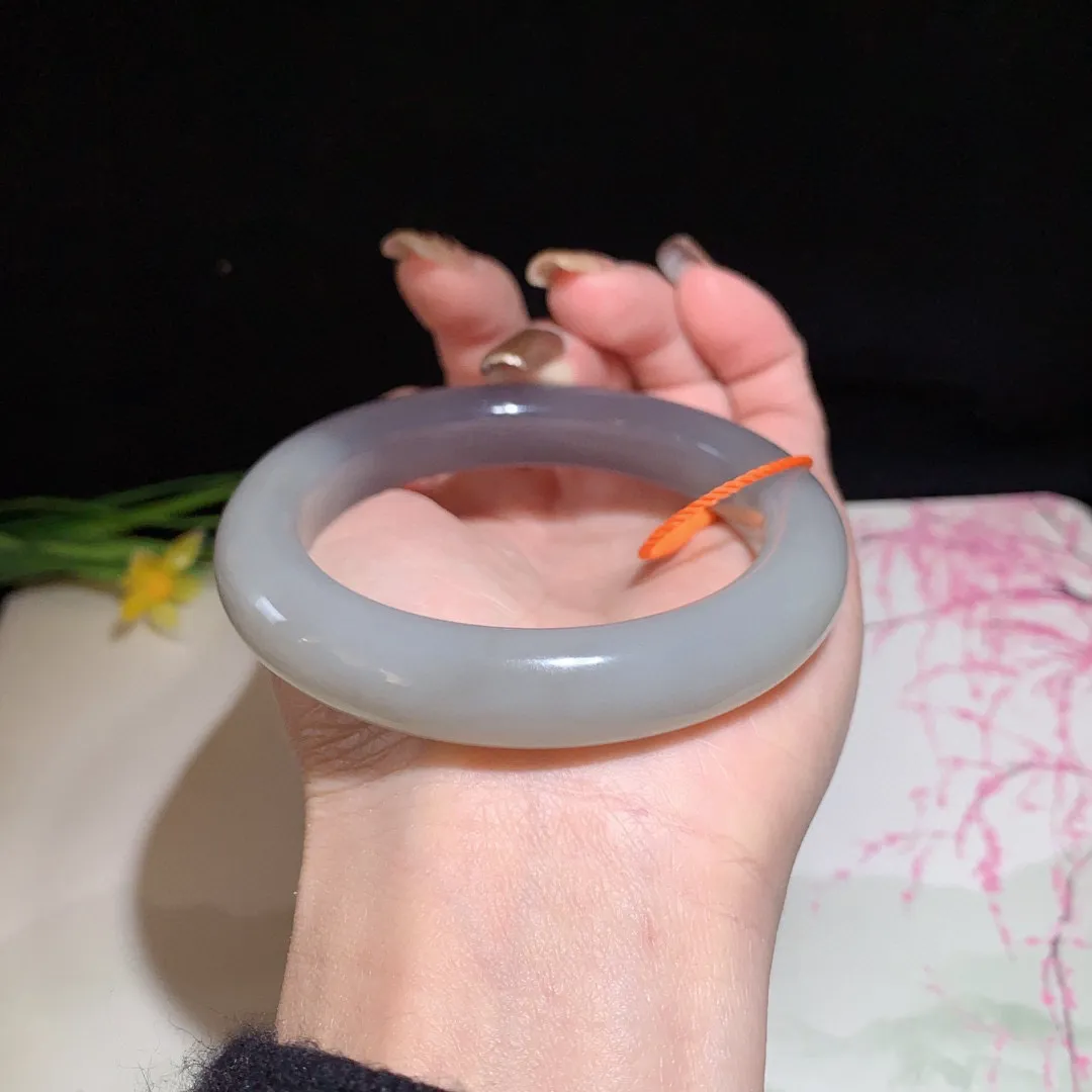 和田玉55.5圈口藕粉加紫罗兰色手镯！玉质细腻油润 底色纯净 无裂无杂 脂粉好，品质好！