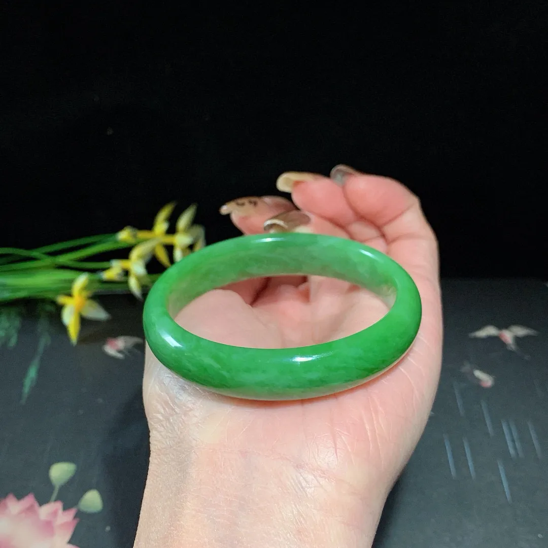 和田玉54圈口阳绿色碧玉手镯！玉质细腻油润 底色纯净 无裂无杂 脂粉好，品质高