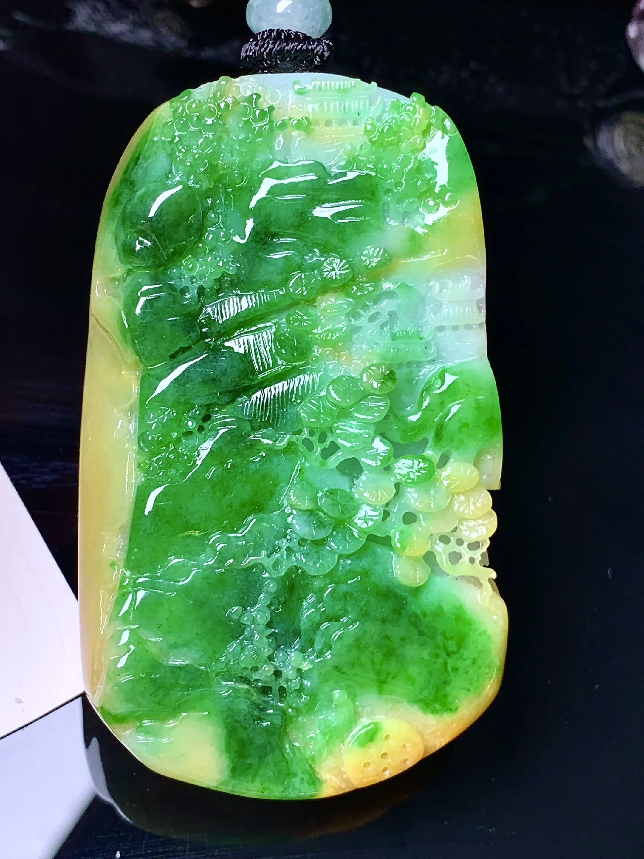 黄绿山水牌子吊坠 玉质细腻 色泽清新艳丽 整体尺寸58*35*12.5