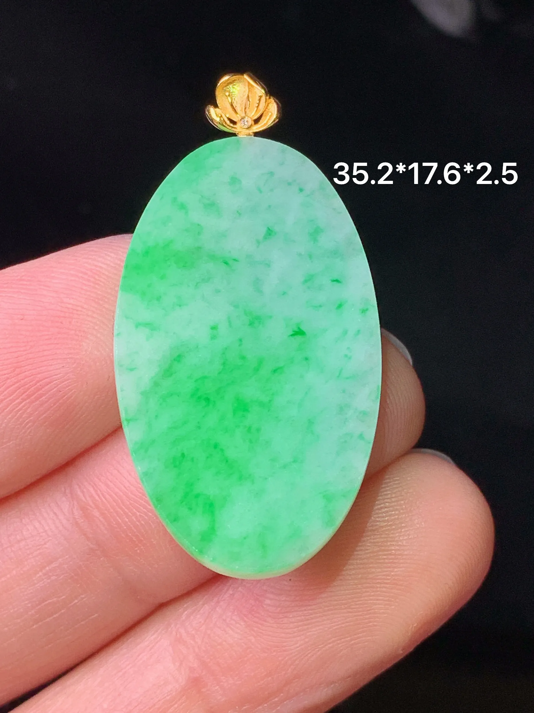 18k金镶嵌翠绿圆牌吊坠 玉质细腻 色泽清新艳丽 整体尺寸35.2*17.6*2.5