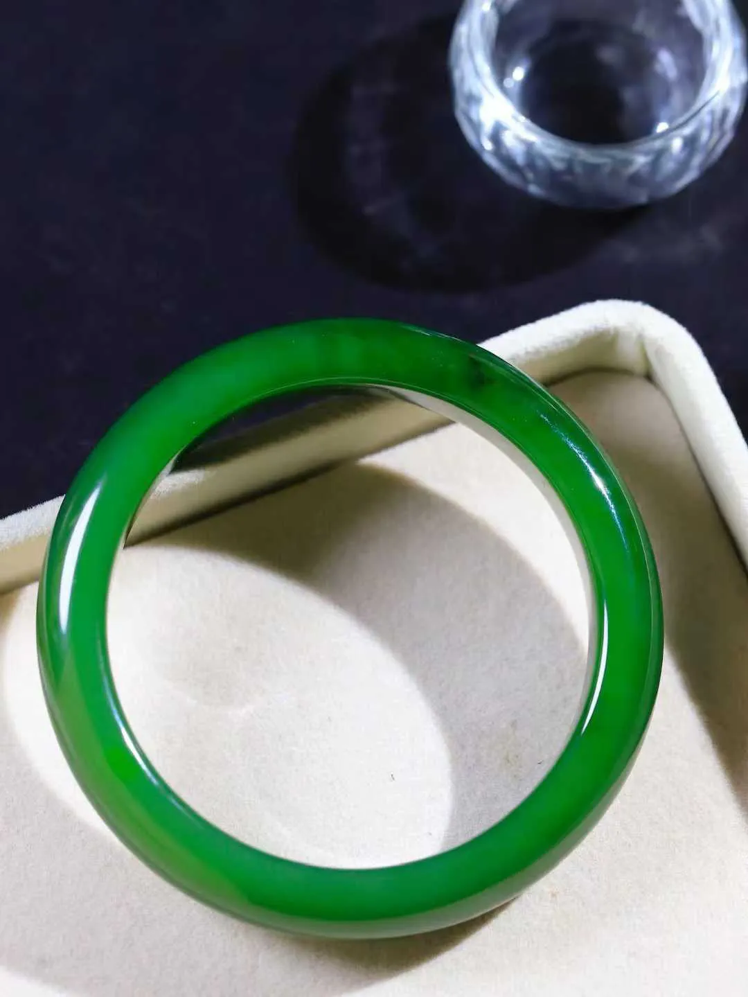 【温润如心.镯】

收藏级臻品️和田玉碧玉手镯，精选上等碧玉料，色泽清透，质地细腻。佩戴它，感受千年玉文化的温润与优雅，愿它为您带来平安与幸福。重64.3克  尺寸59.5-13.3-8.8mm  101203011A