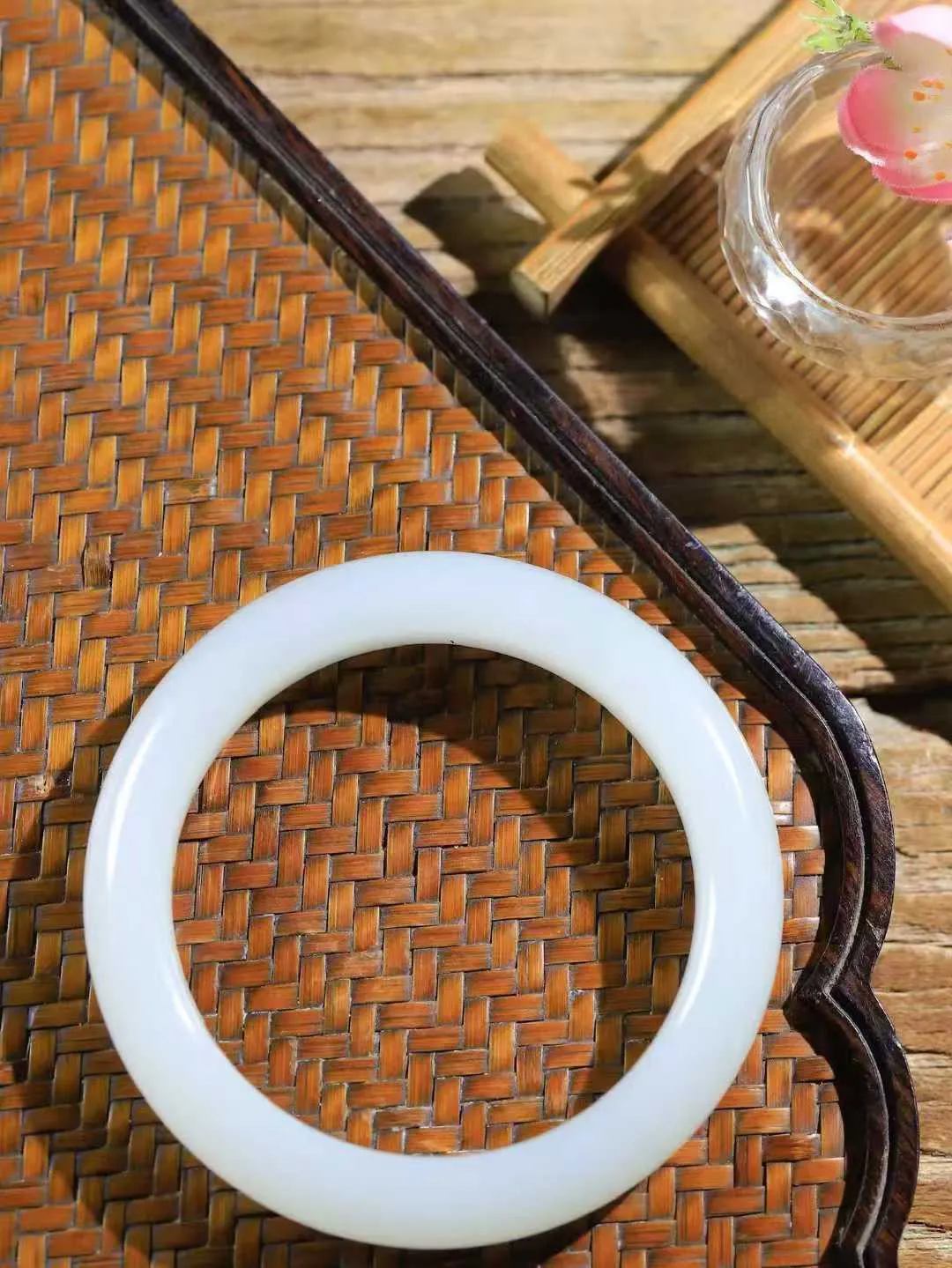 【腕间柔情.手镯】   

精品️和田玉冰白玉手镯 玉质温润细腻 油性十足 古朴秀雅 轻抚岁月的栏杆软香温玉，腕间玉镯轻轻晃动，令人情动心间，撷一缕月末的芬芳，把心思铺陈，时光静美，惟有你最温柔。重55克   尺寸55.5-11.4-9.6mm  461203055A