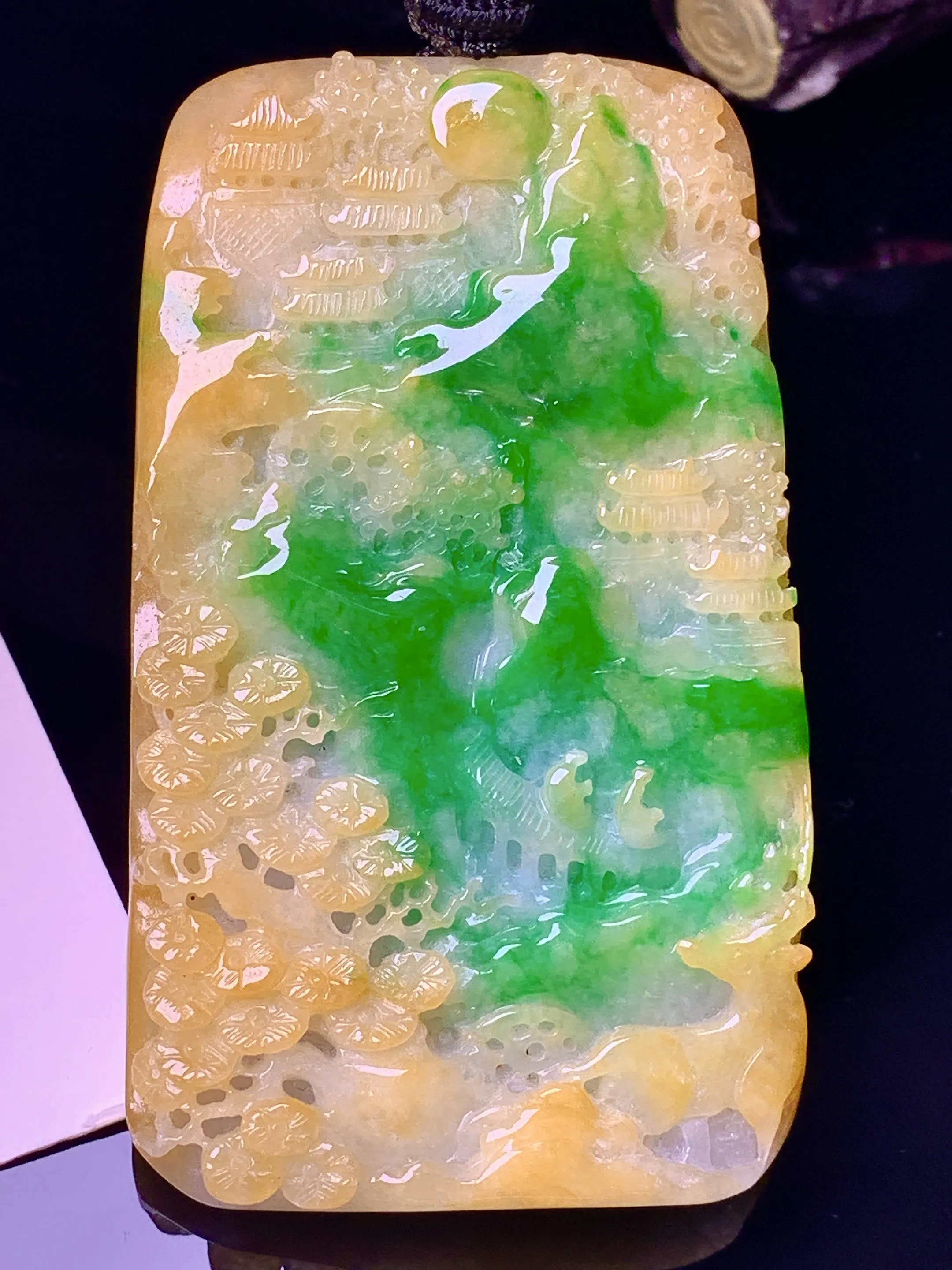 黄绿山水牌吊坠 玉质细腻 色泽清新艳丽 整体尺寸60.2*35*7.5