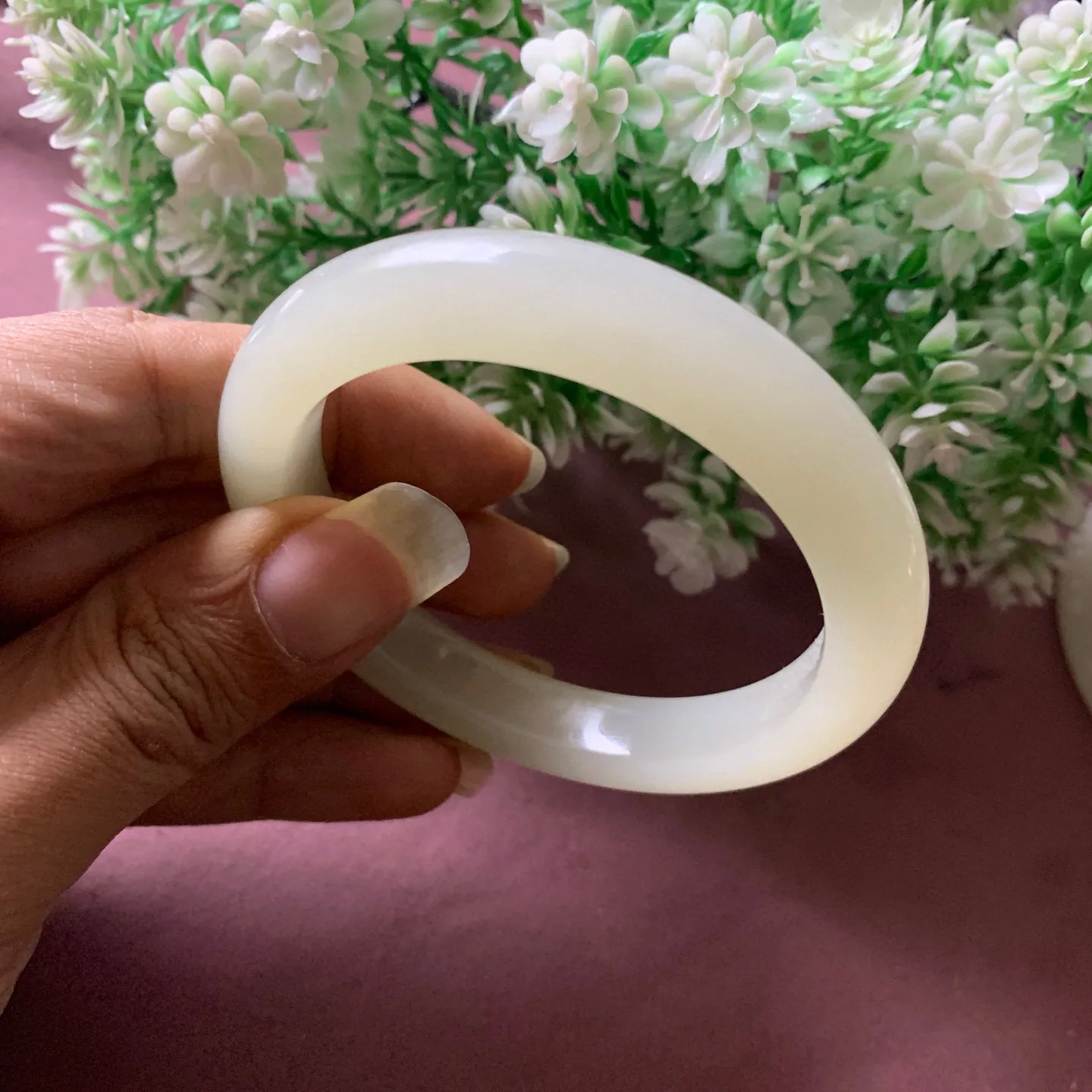 暖冰白色，56圈口和田玉暖白色条手镯【挽间柔情】，和田玉56圈口白玉手镯，镯型古朴典雅。在诗情画意的