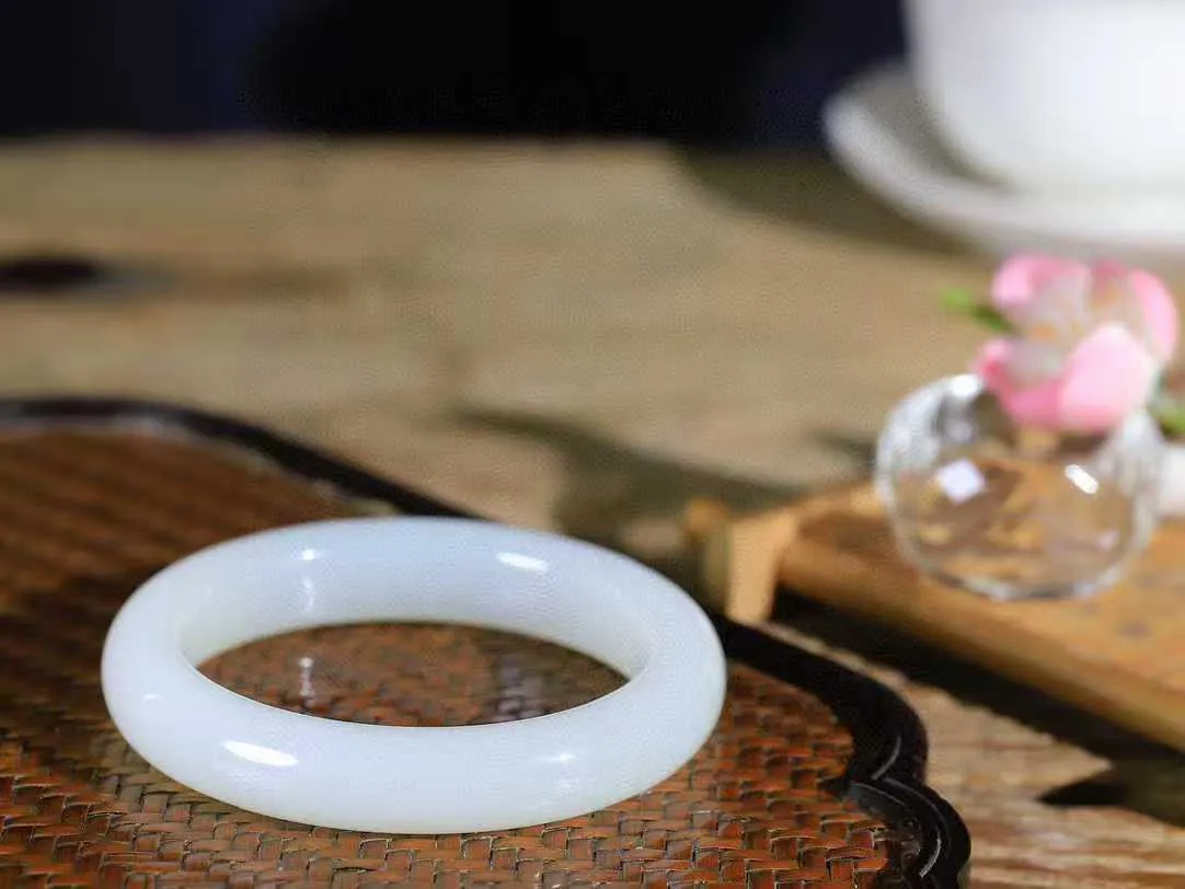 （温柔雅致.手镯）

精品️和田玉白玉手镯。镯型饱满，温润细腻，脂润沁香。️执一卷书，沏一盏