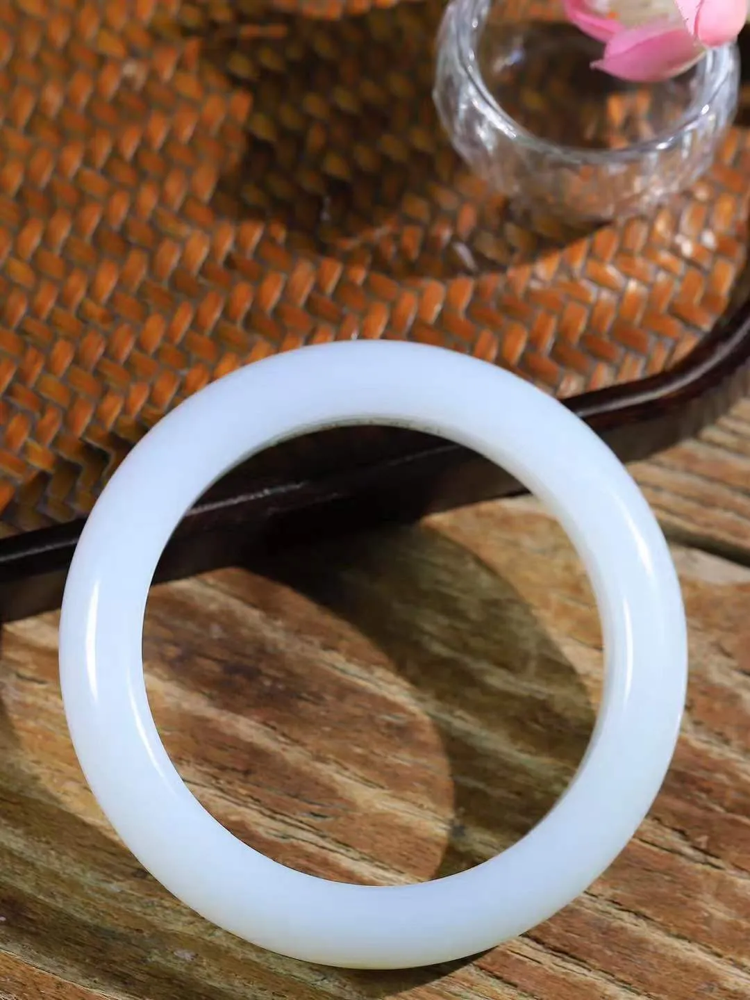 【暖玉生香·手镯】

收藏级和田玉糖白玉手镯，质地油润细腻，色泽高贵典雅，镯型古朴典雅。在诗情画意的雨巷相遇，你是我腕间的一抹风情，有你眸有深情，清风荡漾湖间静水，我愿俯身低眉，在烟波涟漪处，寻你深情倩影。内径58mm尺寸13.7-9.9mm重70.5克  691203158A