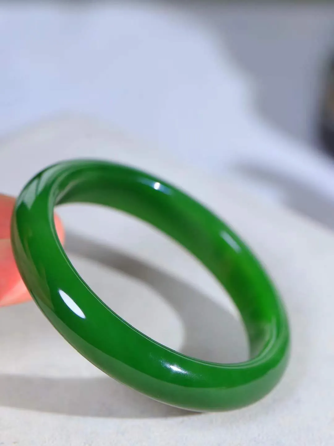 【温润如心.镯】

典藏级️和田玉碧玉手镯，精选上等碧玉料，色泽清透，质地细腻。佩戴它，感受千年玉文化的温润与优雅，愿它为您带来平安与幸福。重48克  尺寸57.5-12-7.8mm  101203111A