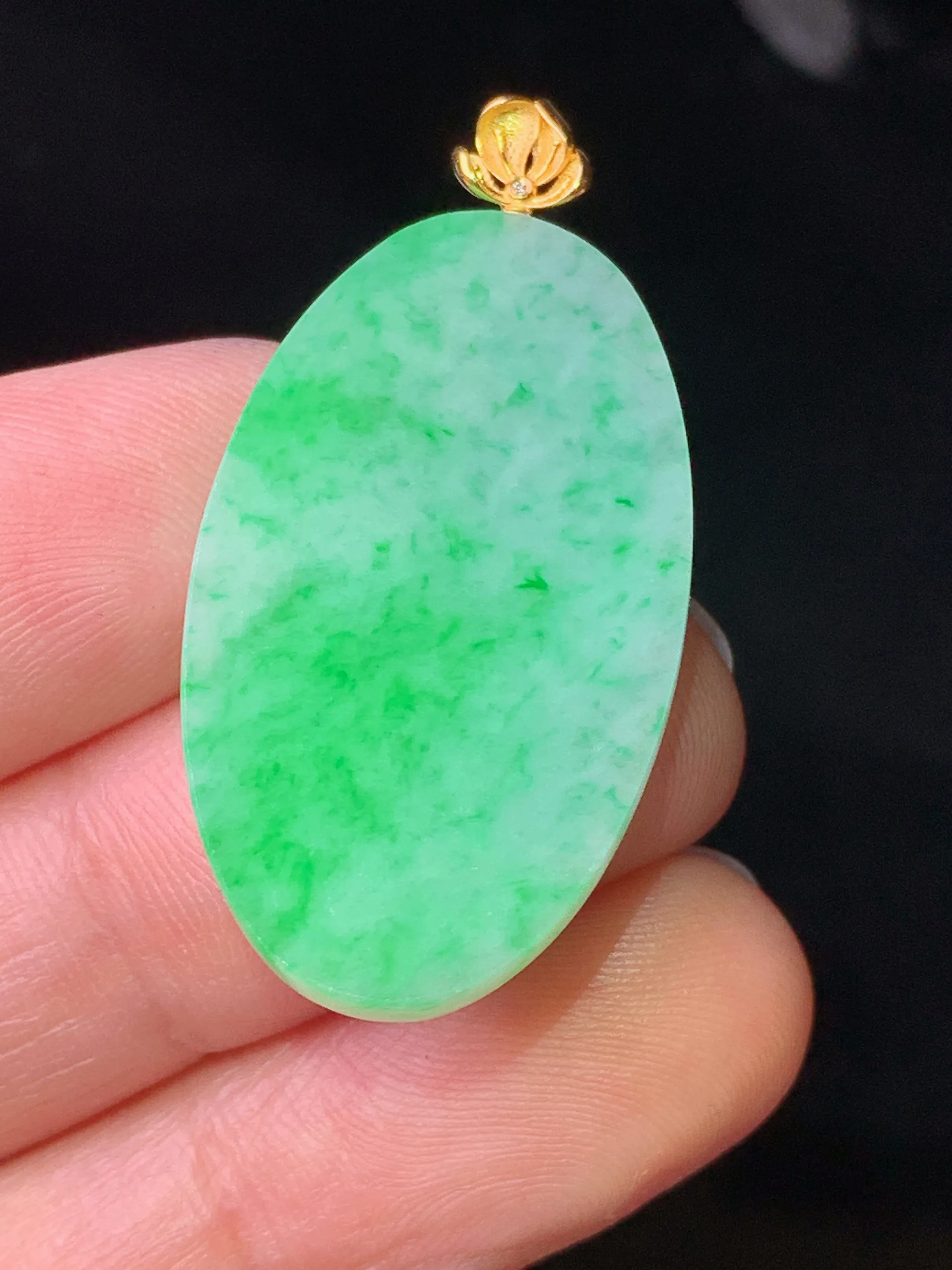 18k金镶嵌翠绿圆牌吊坠 玉质细腻 色泽清新艳丽 整体尺寸35.2*17.6*2.5