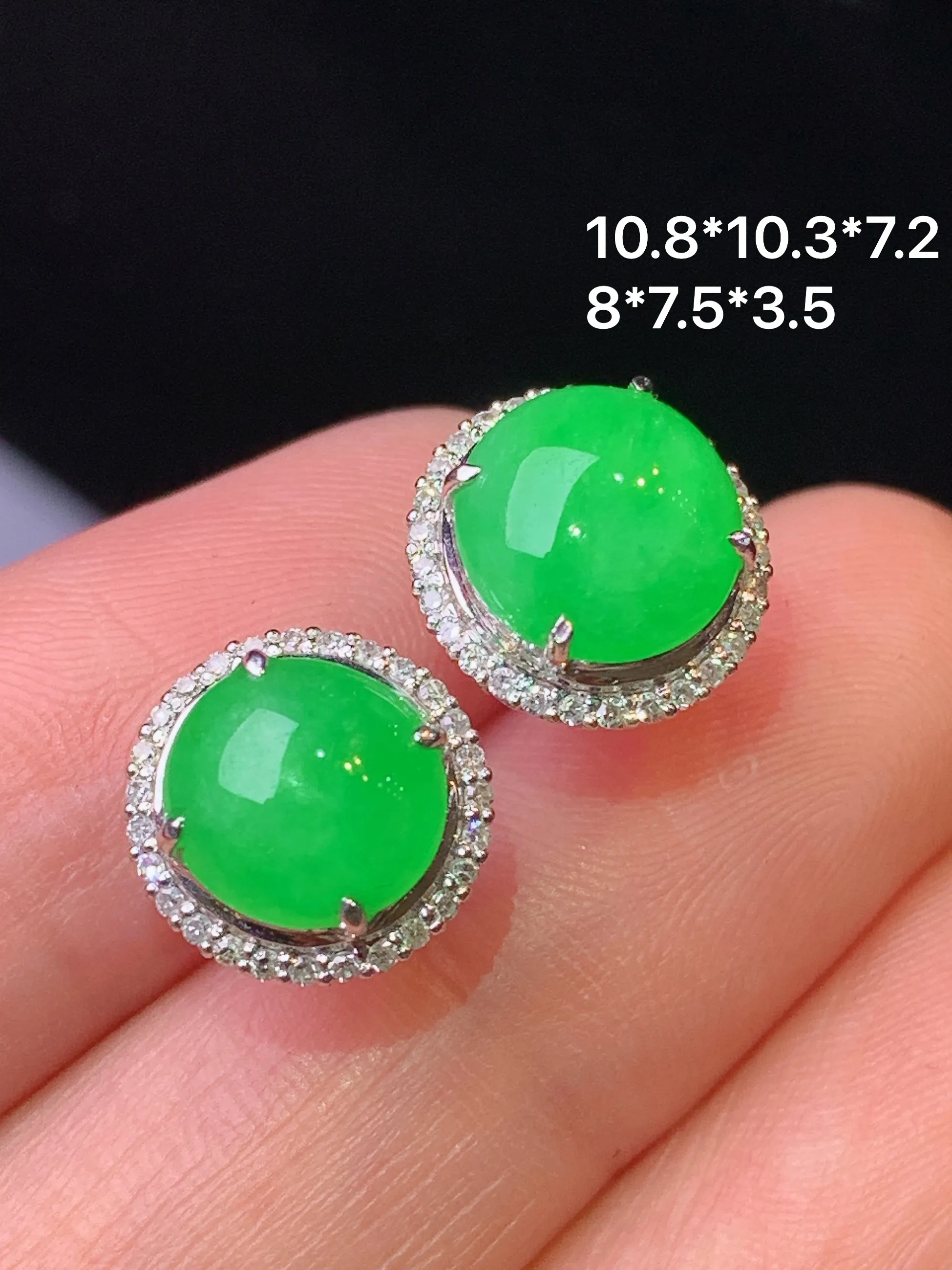 18k金钻镶嵌满绿蛋面耳钉 玉质细腻 色泽清新艳丽 整体尺寸10.8*10.3*7.2