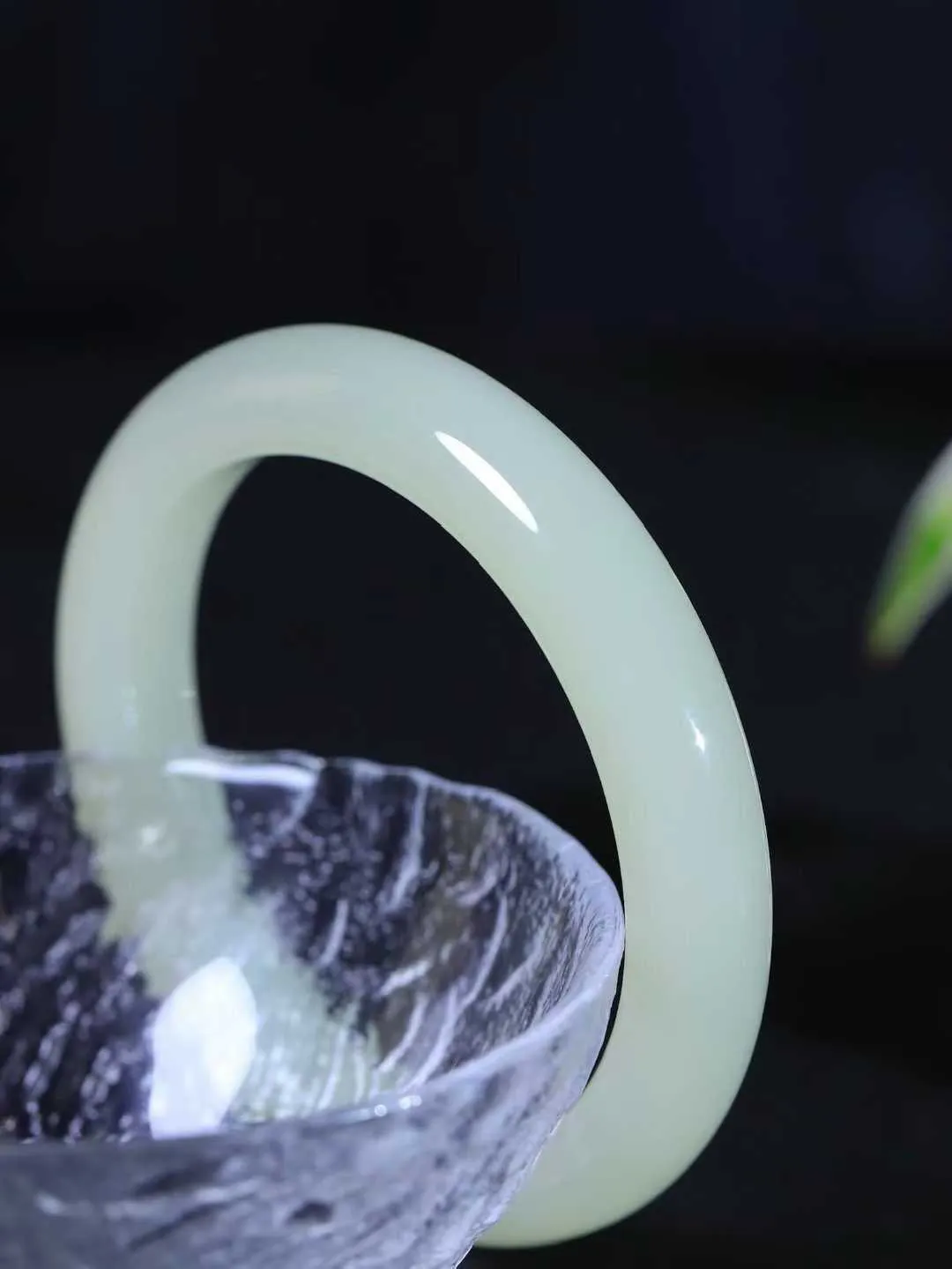 【岁月之韵.手镯】

精品和田玉晴水手镯，色泽淡雅如雨后初晴的天空，清新脱俗。手镯圆润饱满，寓意圆满和谐，承载着岁月的温柔与时光的沉淀。无论是日常佩戴还是珍藏，都是对美好生活的诗意表达。重62克  尺寸59.5-11.7-9.8mm  561243074A