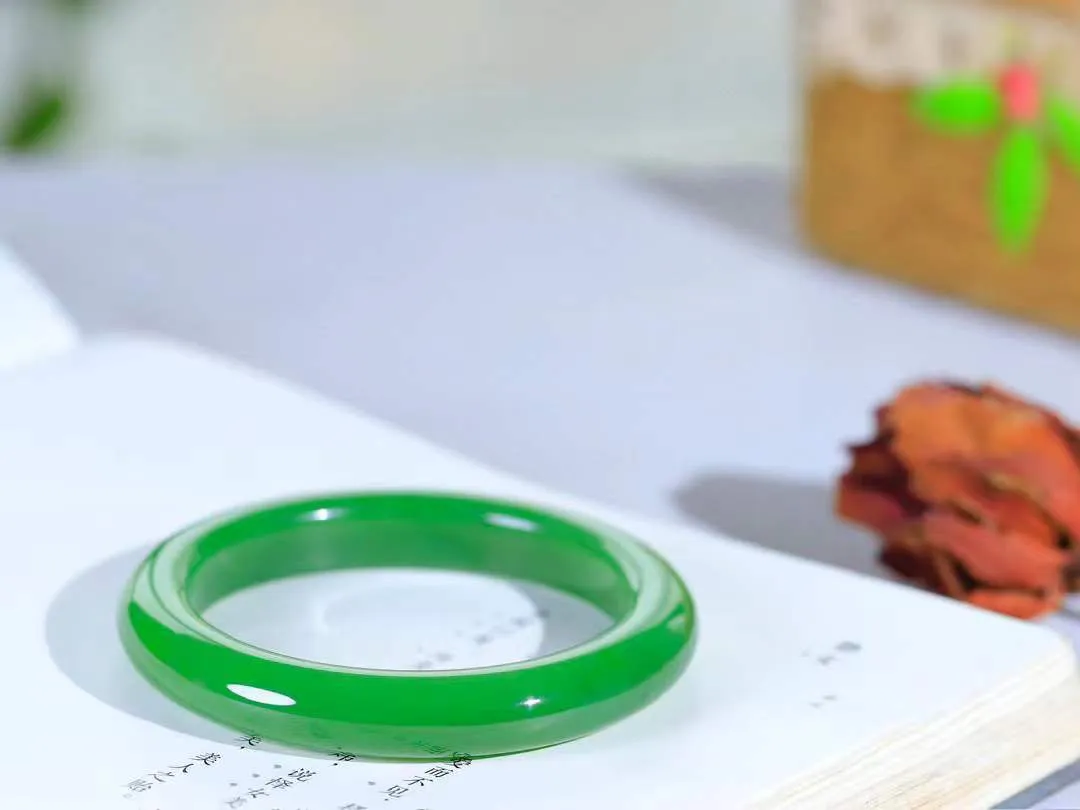 【碧波流转·手镯】

典藏级和田玉碧玉手镯，玉质细腻温润，手感舒适，️线条流畅，简约大气，美