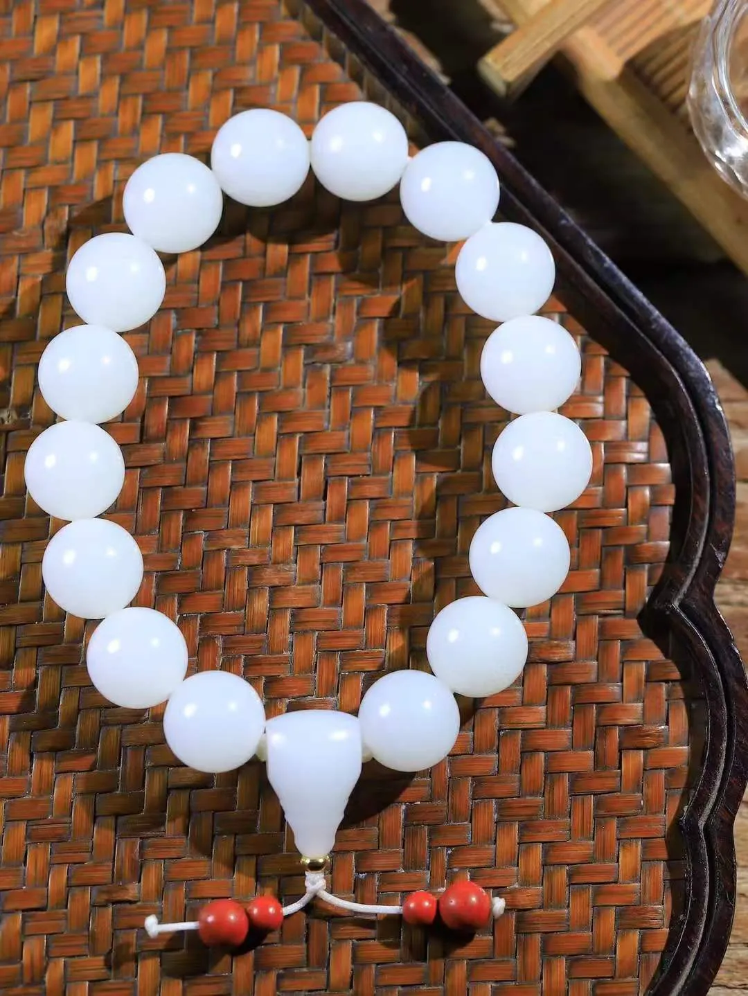 【珠圆玉润.手串】

精品和田玉白玉珠圆玉润手串 玉质温润细腻  整串打磨圆润，佩戴舒适。珠珠落玉盘，间关莺语花底滑，一生美好时光，无论身在何处，都有它相伴相守。事事顺遂，幸福美满，吉祥如意。重57.5克 尺寸取一12.9mm FDL-161203100