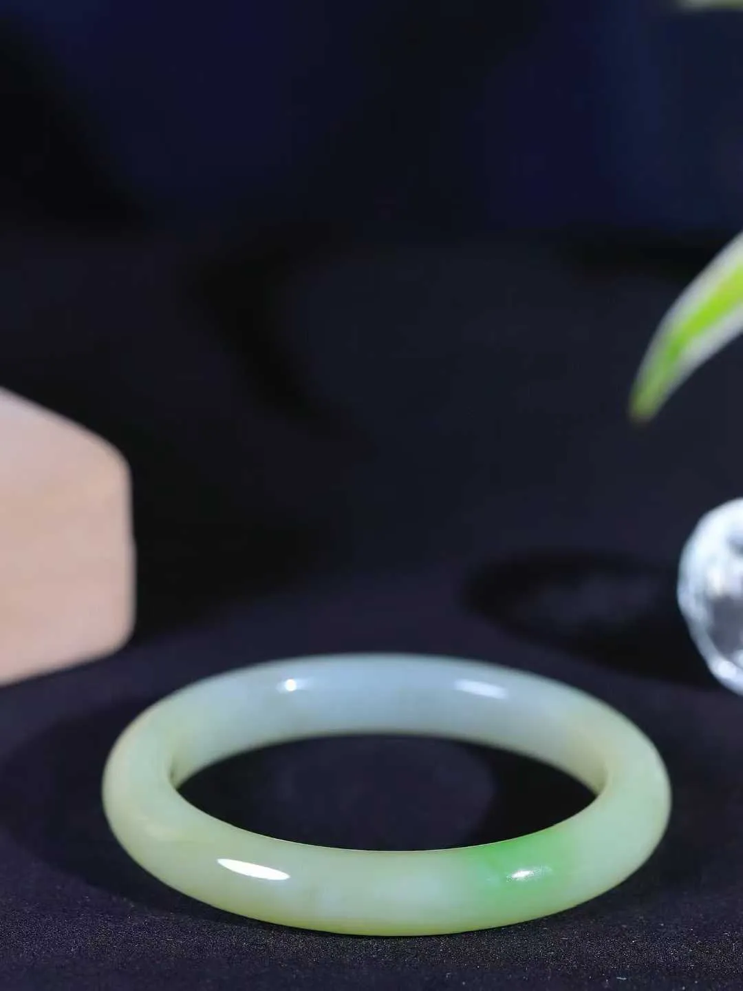 【翠色怡人.手镯】

精品和田玉翠青手镯，精品美镯，玉质细腻饱满，️温润脂香，仙雾缥缈，怡静如画