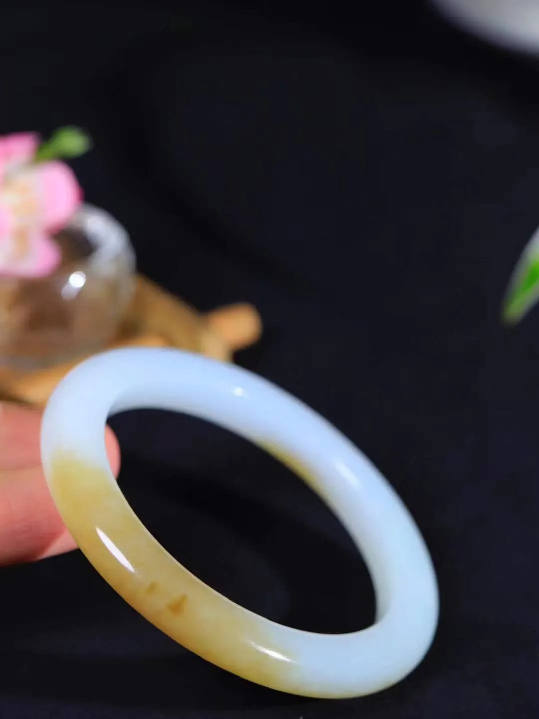 [温润如玉.手镯]

精品和田玉糖白玉手镯。玉质温润细腻 油性十足 手感舒适，高华雅逸，线条流畅，简约大气，美自天成，素雅高贵。佩戴于腕间，婉约之美，举手投足间透出那份低调奢华。重47.8克 内径57mm尺寸9.2-9.9mm 781283114A