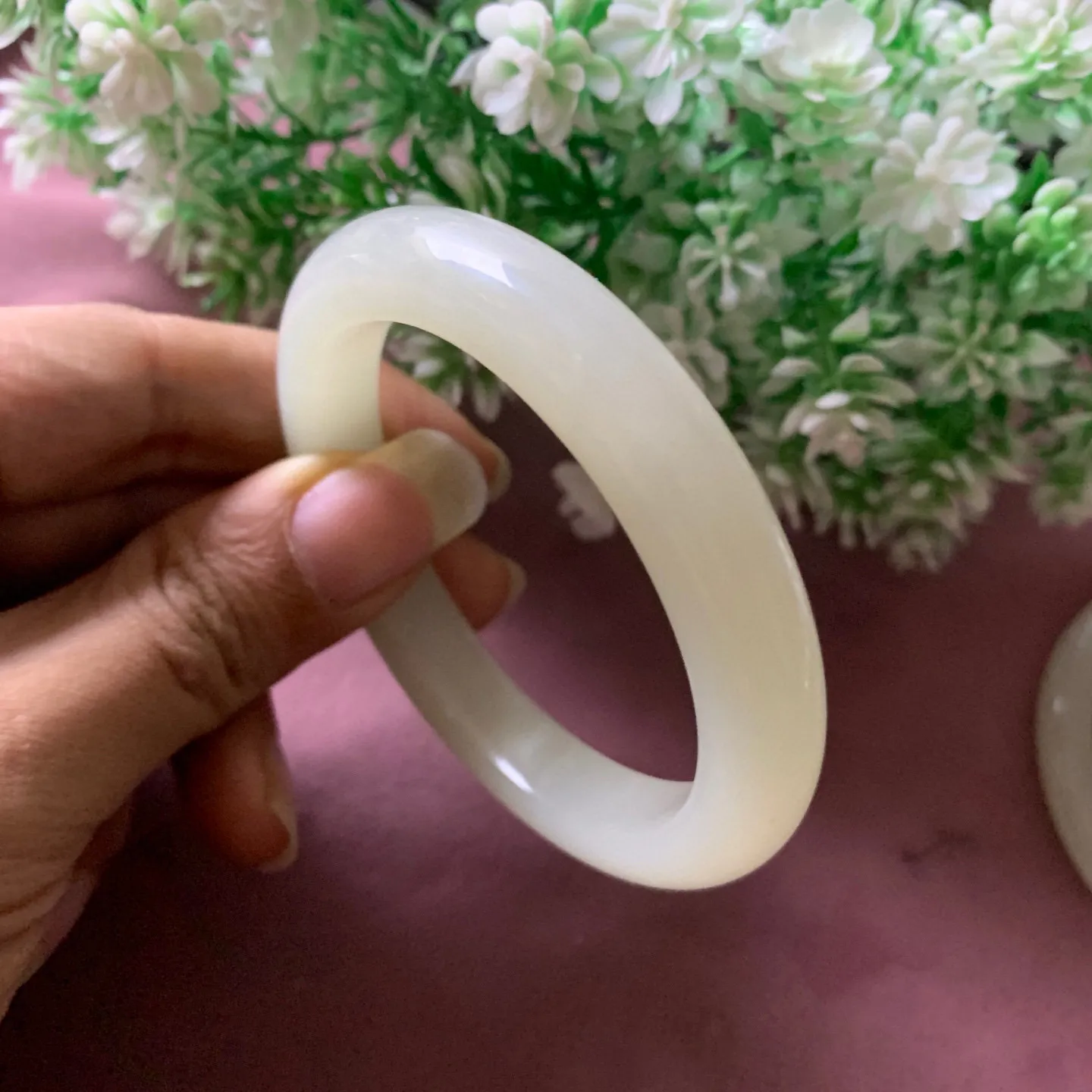 暖冰白色，56圈口和田玉暖白色条手镯【挽间柔情】，和田玉56圈口白玉手镯，镯型古朴典雅。在诗情画意的