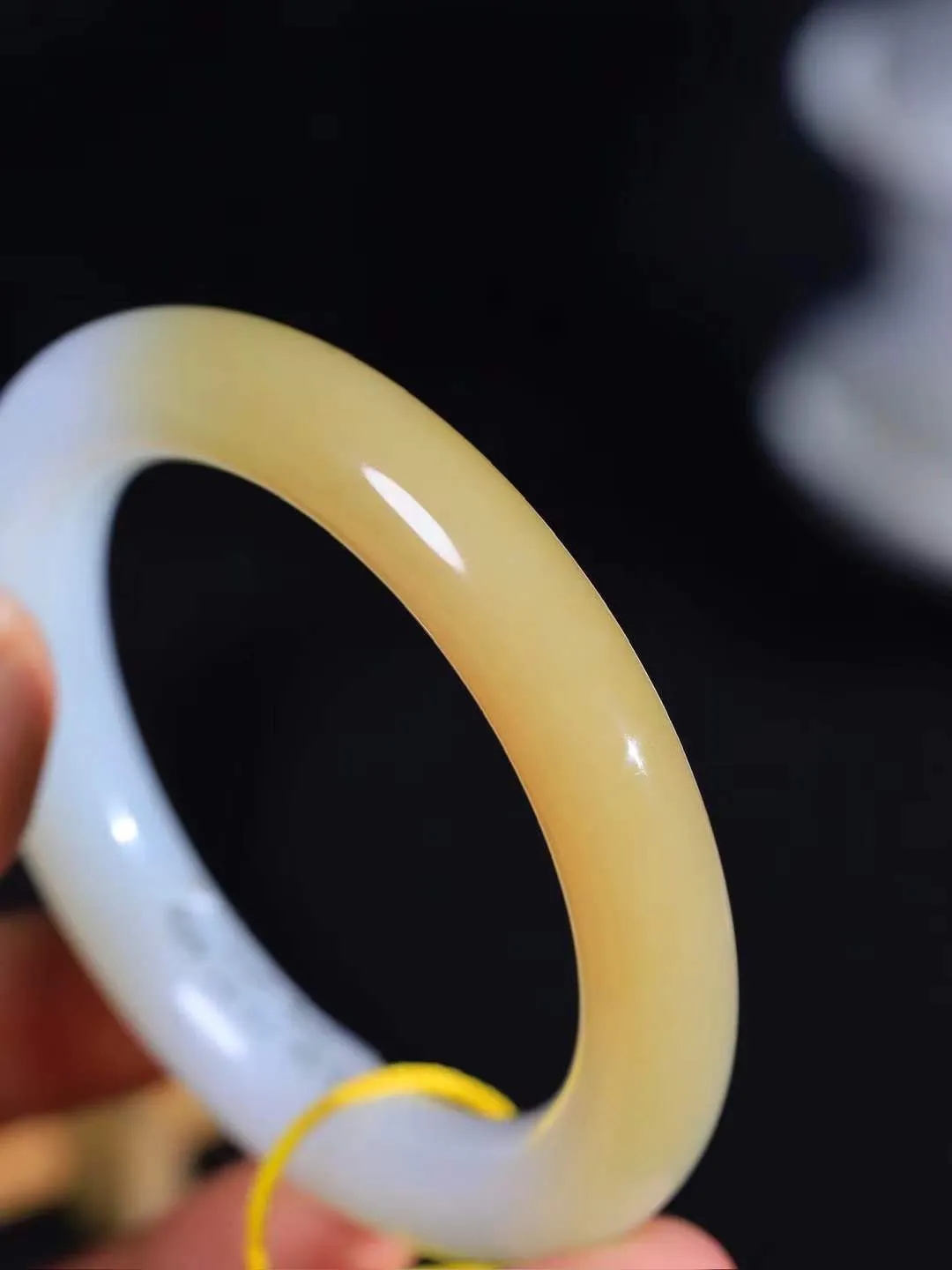 【腕间柔情.手镯】   

收藏级臻品️和田玉糖白玉圆条手镯 玉质温润细腻 油性十足 古朴秀雅 轻抚岁月的栏杆软香温玉，腕间玉镯轻轻晃动，令人情动心间，撷一缕月末的芬芳，把心思铺陈，时光静美，惟有你最温柔。重60.7克   尺寸55.5-11.3-11mm  461203155A