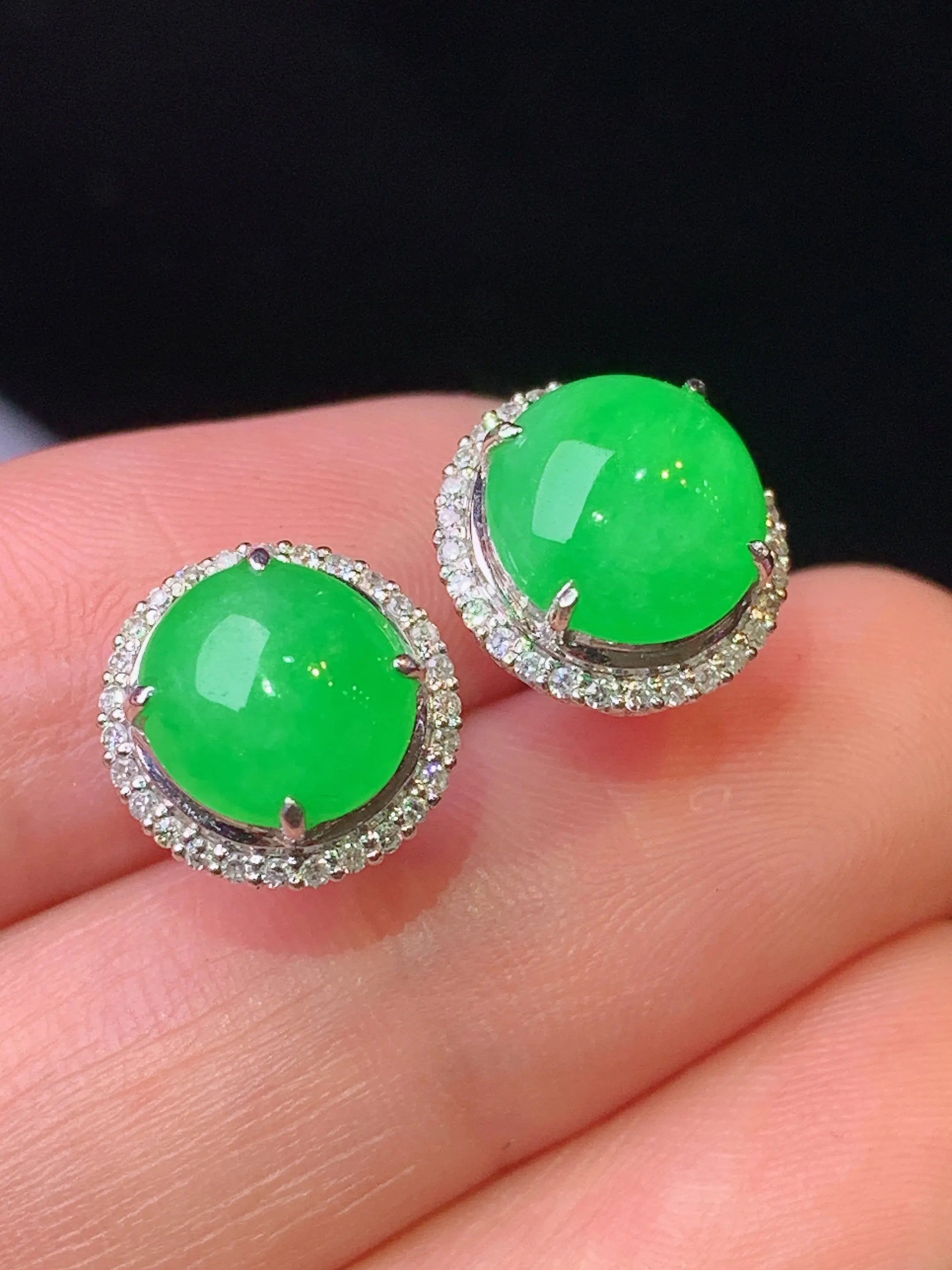 18k金钻镶嵌满绿蛋面耳钉 玉质细腻 色泽清新艳丽 整体尺寸10.8*10.3*7.2