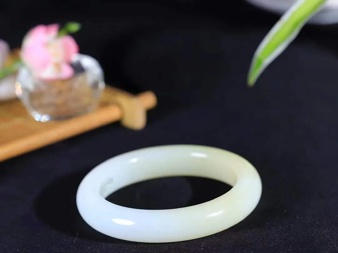 【一见钟情·手镯】

精品和田玉糖白玉手镯。镯型饱满，温润细腻，脂润沁香。️执一卷书，沏一盏茶，着一袭裙，戴一只镯。淡淡浅笺，素心若兰，静赏玉中诗画。悠悠岁月，芊手轻摘，盛满诗样芳华。重62.3克   内径圈口55.5mm 尺寸13-9.6mm  FDA-111253133