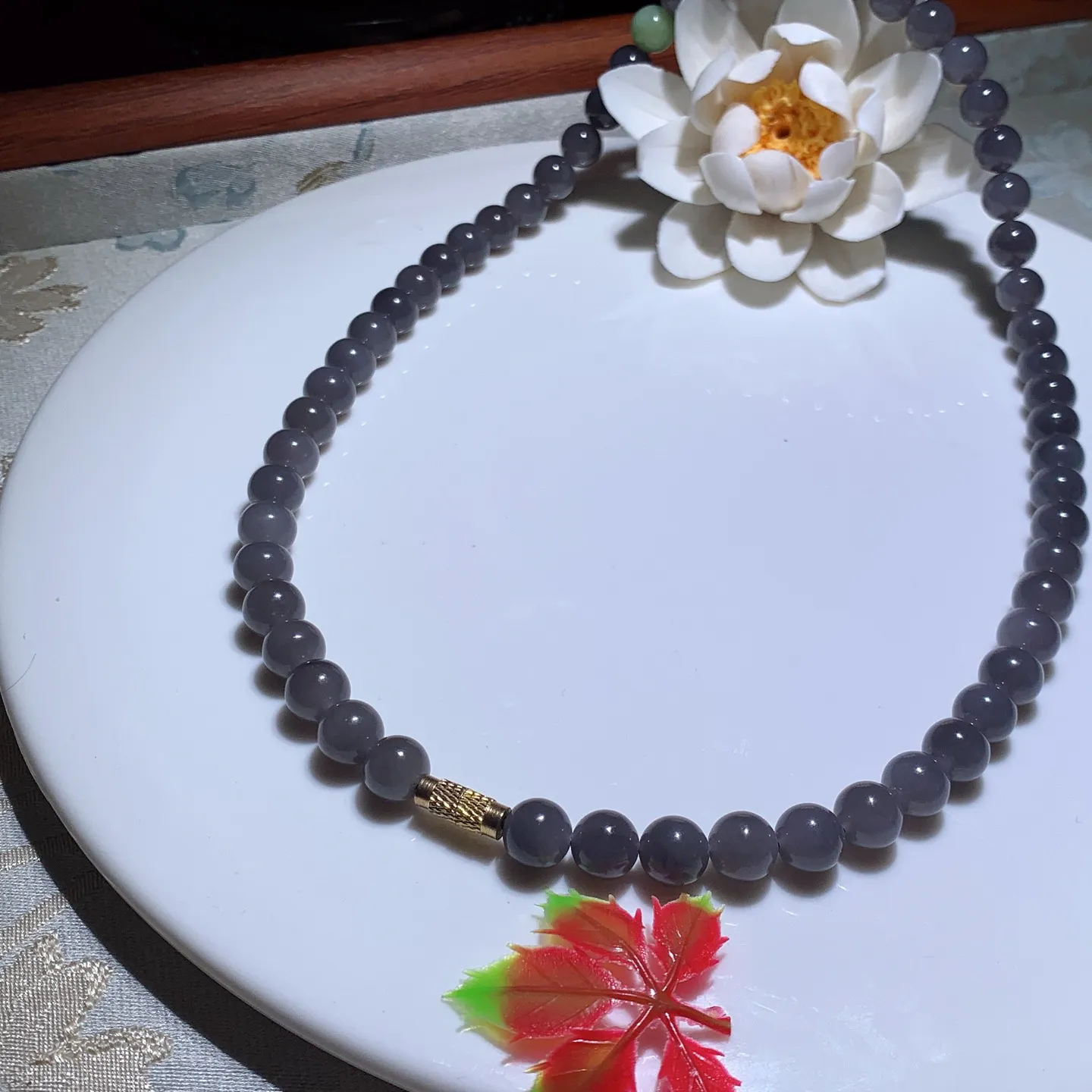 和田玉紫罗兰项链 单颗尺寸8重43克。玉质细腻油润。手推出油品相大气。251231