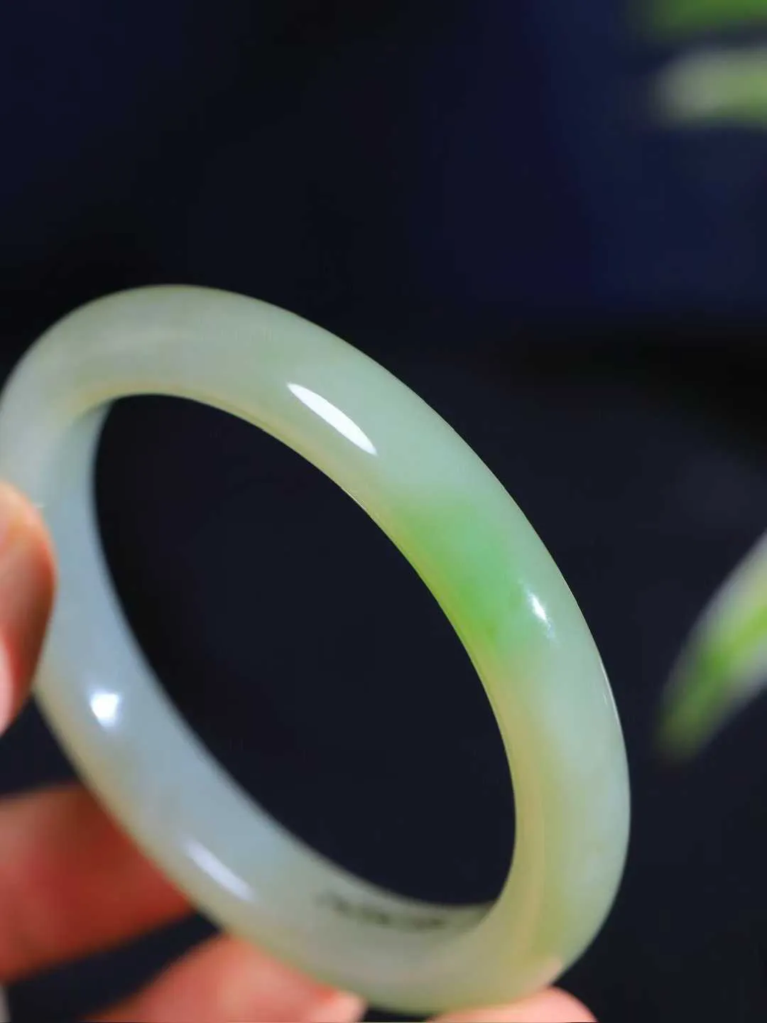 【翠色怡人.手镯】

精品和田玉翠青手镯，精品美镯，玉质细腻饱满，️温润脂香，仙雾缥缈，怡静如画，意蕴十足～，戴于腕间，神秘与高贵并存，给人以出尘的风雅，优美脱俗，气质非凡。重47.8克 内径58.5mm尺寸10.7-8.7mm191253000A