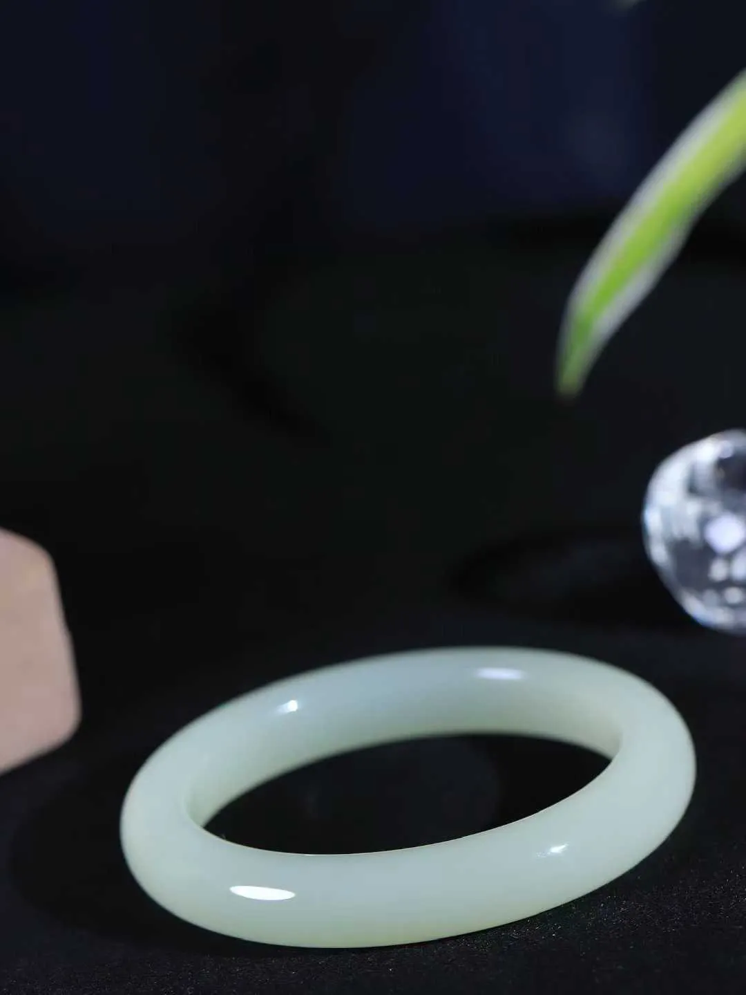 【岁月之韵.手镯】

精品和田玉晴水手镯，色泽淡雅如雨后初晴的天空，清新脱俗。手镯圆润饱满，寓意圆满和谐，承载着岁月的温柔与时光的沉淀。无论是日常佩戴还是珍藏，都是对美好生活的诗意表达。重62克  尺寸59.5-11.7-9.8mm  561243074A